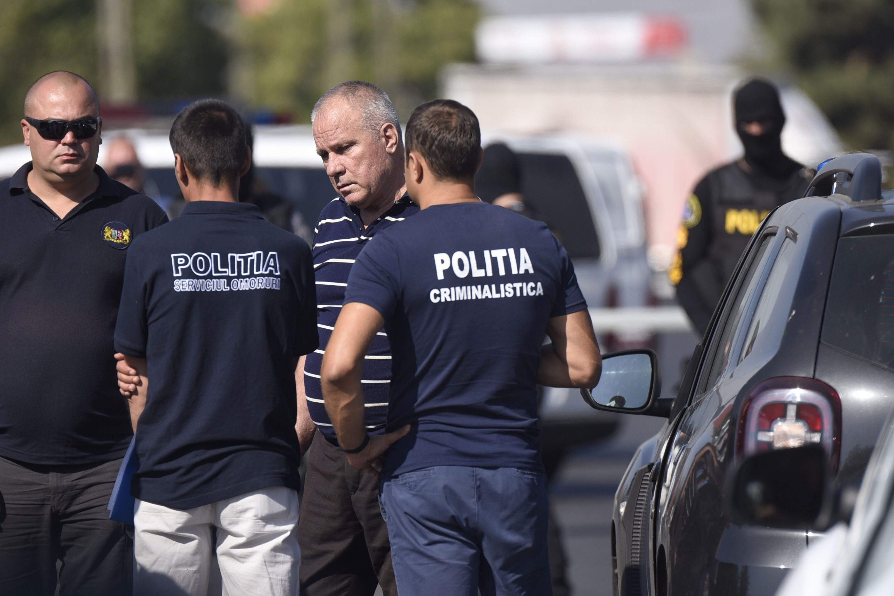 Gheorghe Dincă, apărat cu mascații de furia oamenilor atunci când a fost dus la Caracal pentru reconstituire