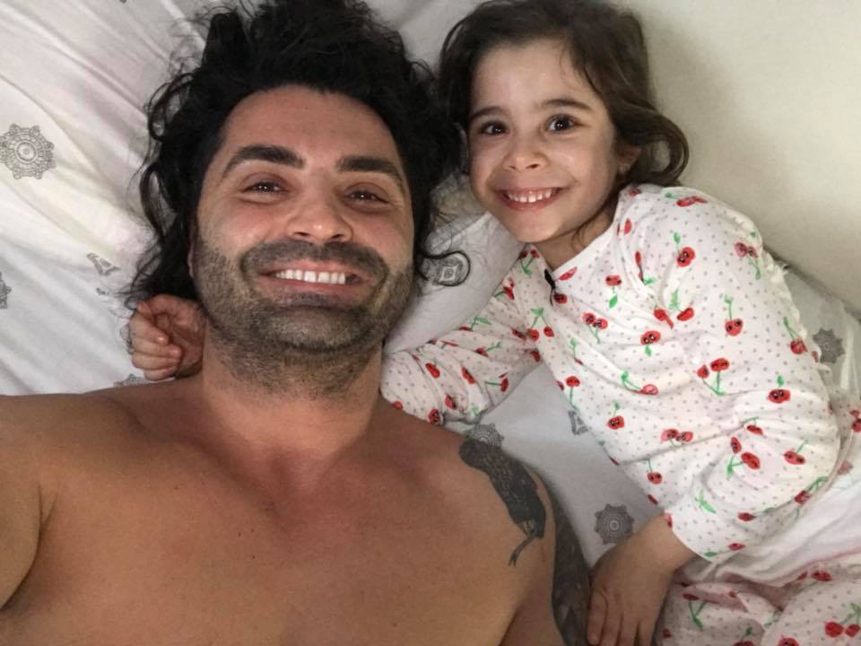 Pepe, în ipostaze tandre cu fetițele sale. "Dacă stăteai până îți făcea Oana copii, ieșeai la pensie" | FOTO
