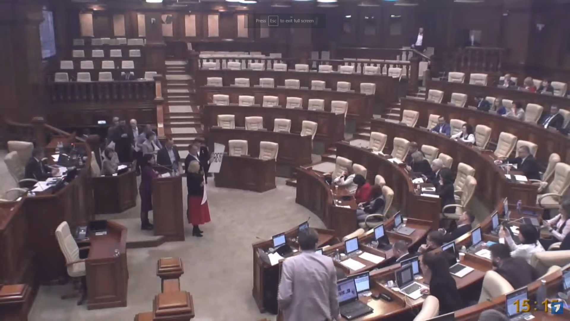 Îmbrânceli în Parlamentul Republicii Moldova, când se discuta proiectul de lege privind „limba română” în legislația moldovenească - VIDEO