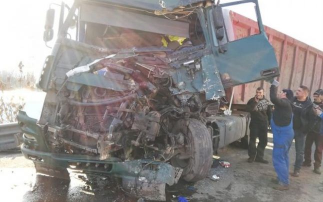 Două TIR-uri s-au ciocnit în Hunedoara. A fost nevoie de intervenția pompierilor de la descarcerare. Cum arată locul accidentului |FOTO