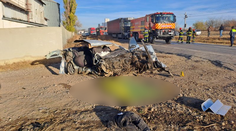 Un tată și fiica lui de 16 ani sunt doi dintre cei trei oameni morți în accidentul de la Independența. În mașina ruptă în două era și un băiat de 19 ani