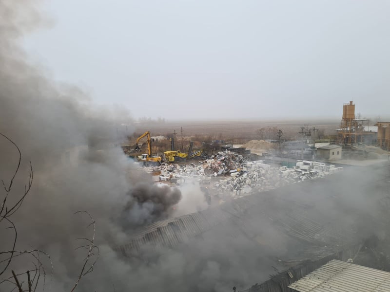 Incendiul de lângă Capitală e sub control, anunță ISU. A fost redus efectivul pompierior