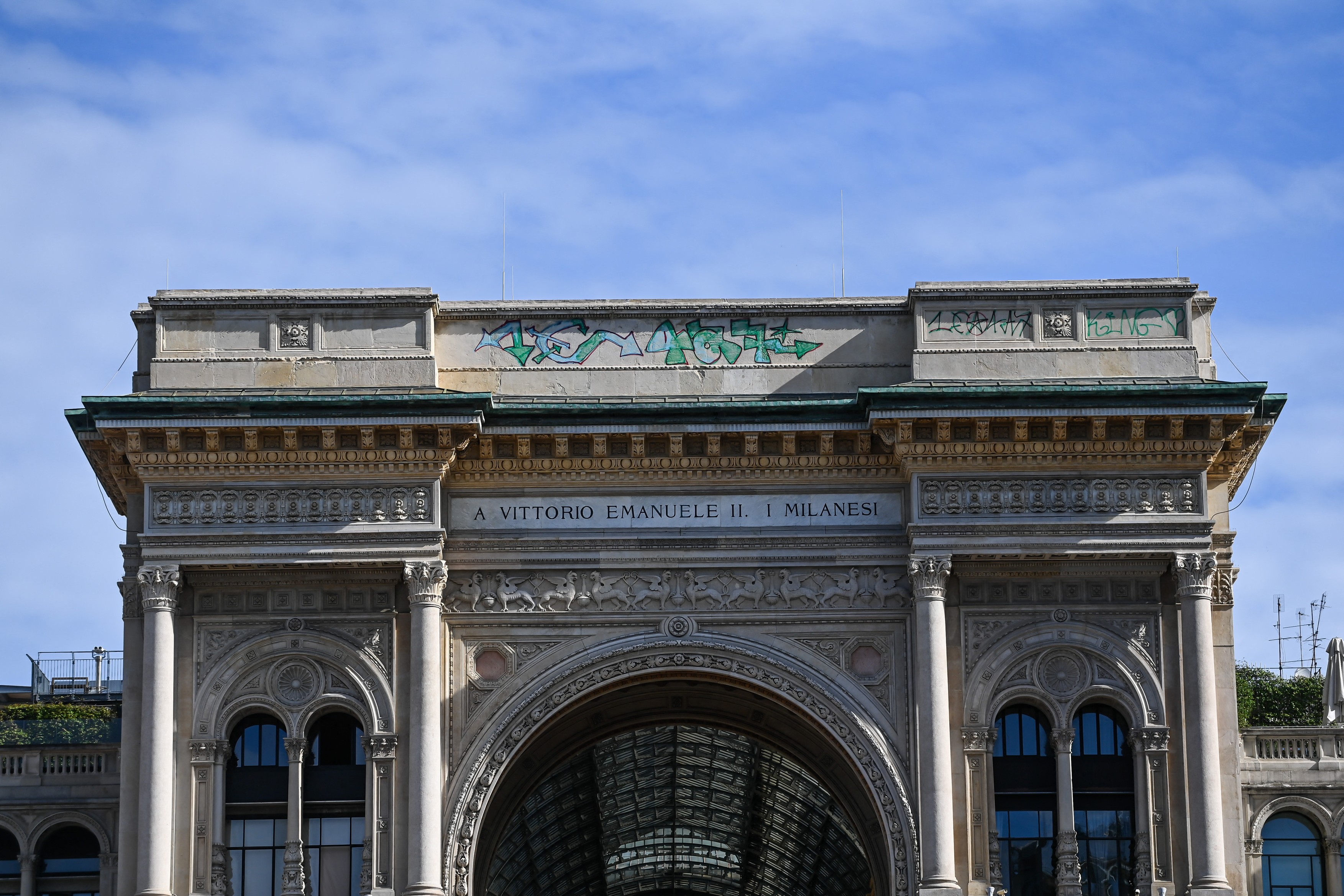 Trei bărbați au urcat pe Galeria Vittorio Emanuele II din Milano și au desenat graffiti, sub privirile turiștilor