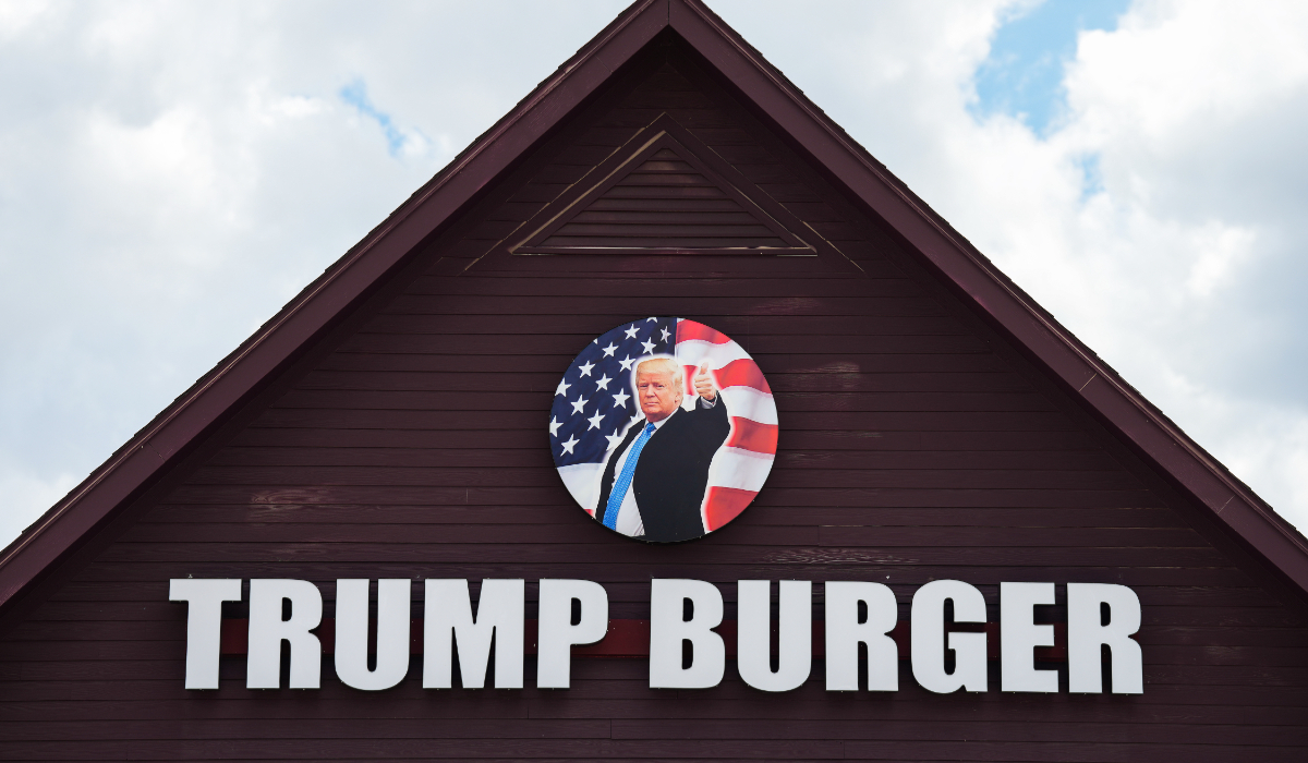 Cum vrea Donald Trump să salveze burgerii din SUA, una dintre mâncărurile lui preferate