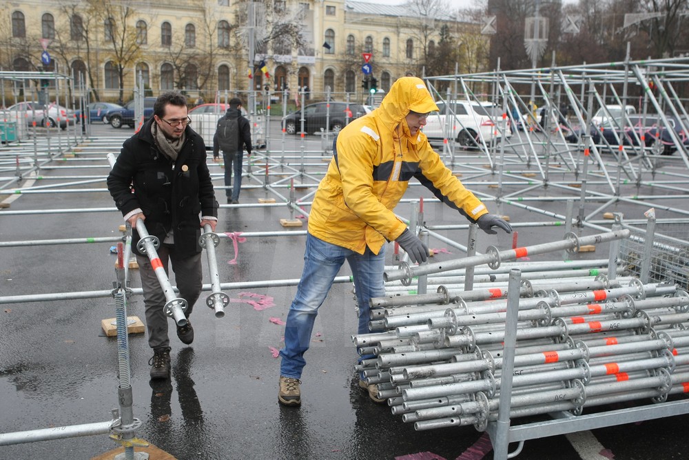UPDATE. Protest și incidente în Piața Victoriei. Anchetă MAI după împiedicarea organizării târgului de Crăciun/ FOTO