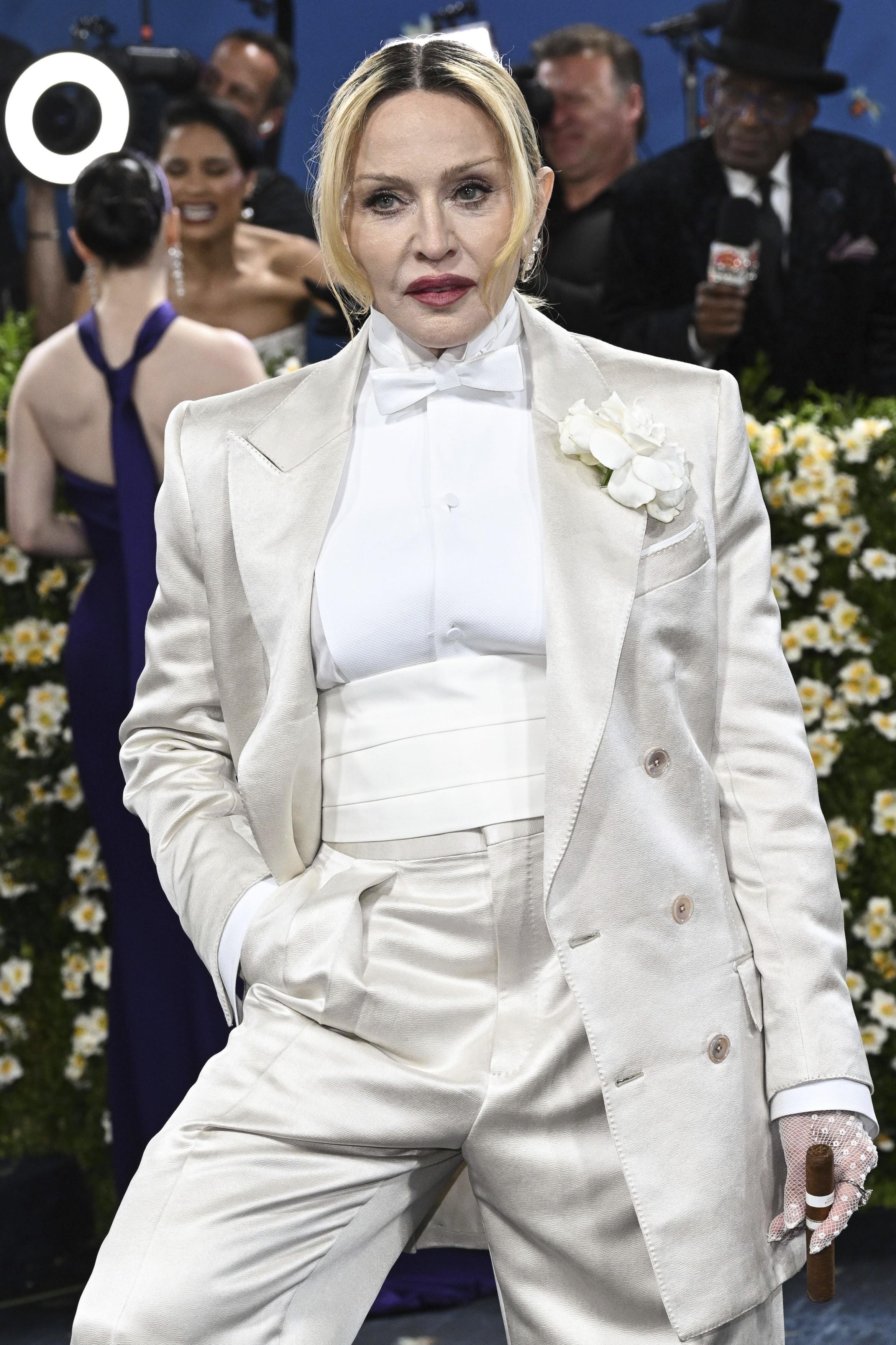 Cum au apărut vedetele la Met Gala 2025. Madonna a defilat cu un trabuc în mână, iar Kim Kardashian a atras toată atenția