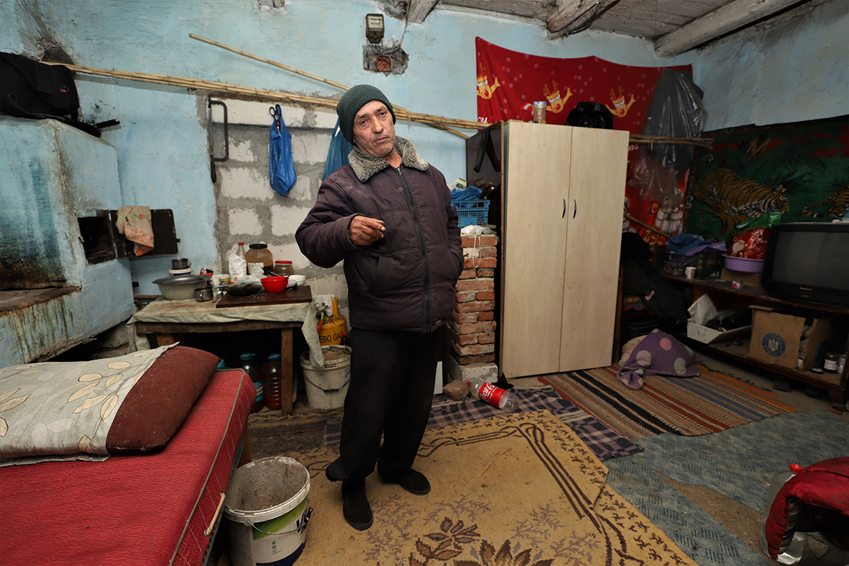 REPORTAJ. Peste 20 de familii dintr-un sat de lângă Mangalia plătesc chirie primăriei pentru că stau în clădirile fostului IAS. Unele au fost grajduri. „Am crescut cinci copii aici!”