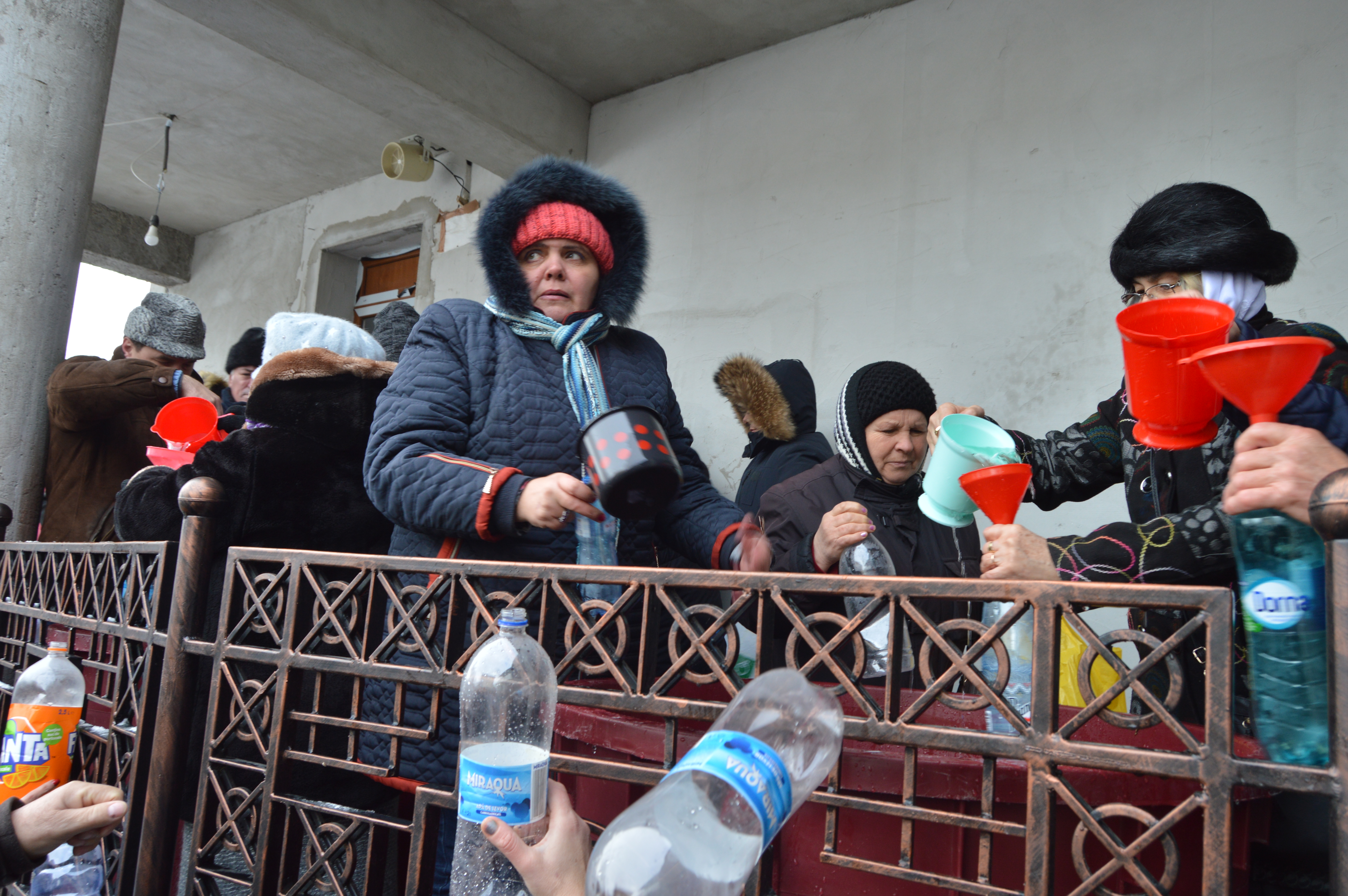 VIDEO&FOTO/ Scandal la împărțitul aghesmei, la biserica ctitorită de Ștefan cel Mare în Vaslui: "Unii au venit cu sticle de 5 litri, parcă fac borș cu agheasmă"