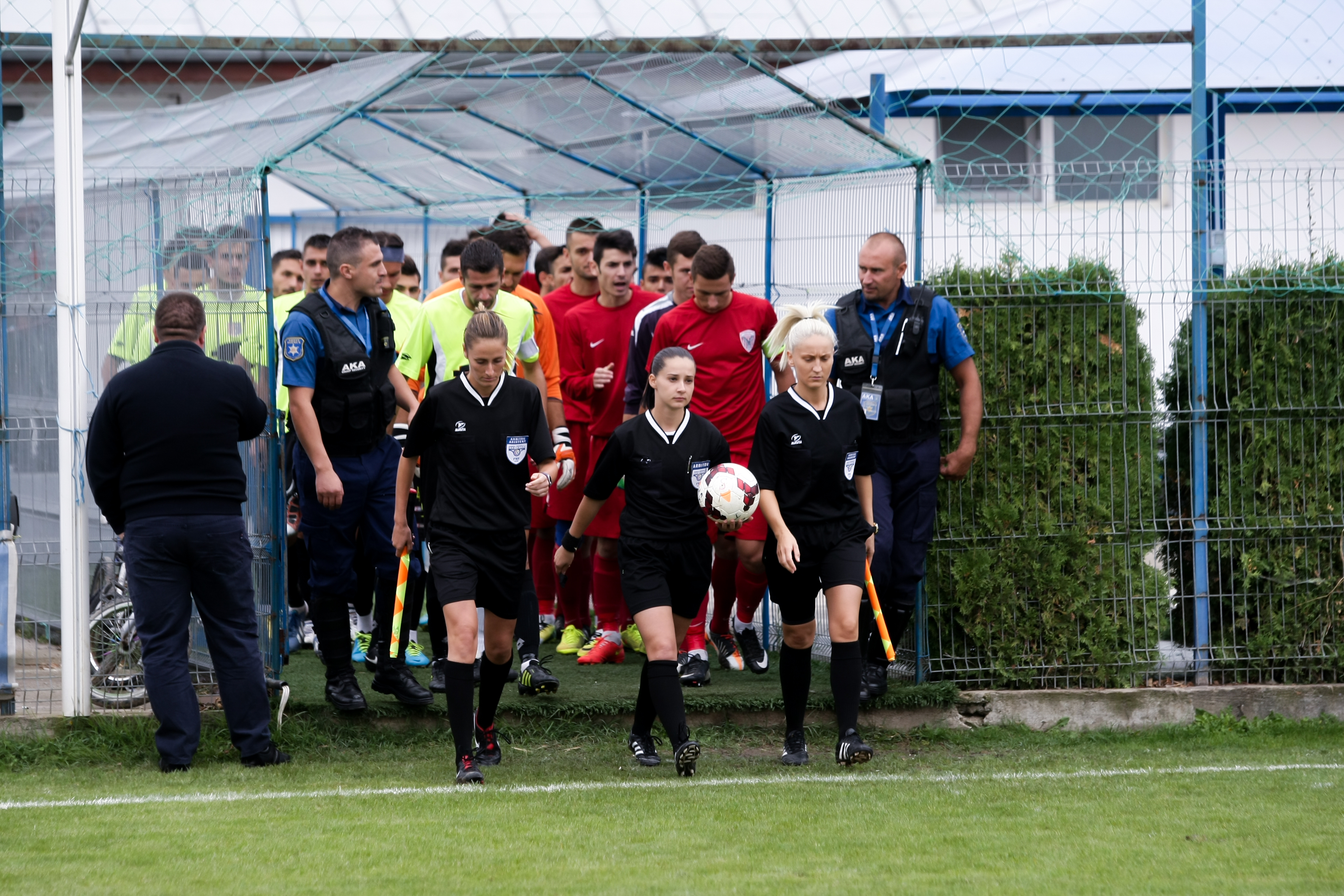 ”Vai de capul vostru!”. Trei arbitre care vor pe lista FIFA, față-n față cu atmosfera de la un meci de Liga III