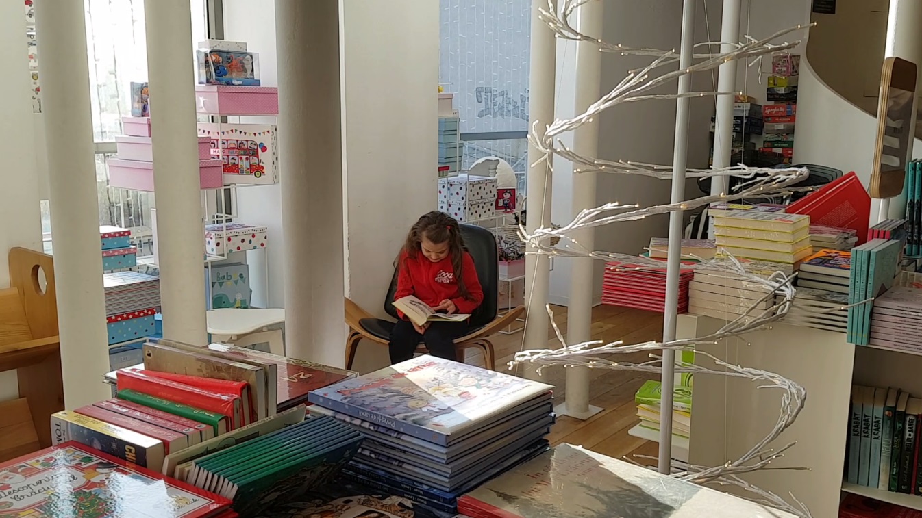 VIDEO/A schimbat Minecraft-ul cu cărțile și acum este booktuber. Andi Vlădoiu, la 10 ani, este un Dan C.Mihăilescu în online