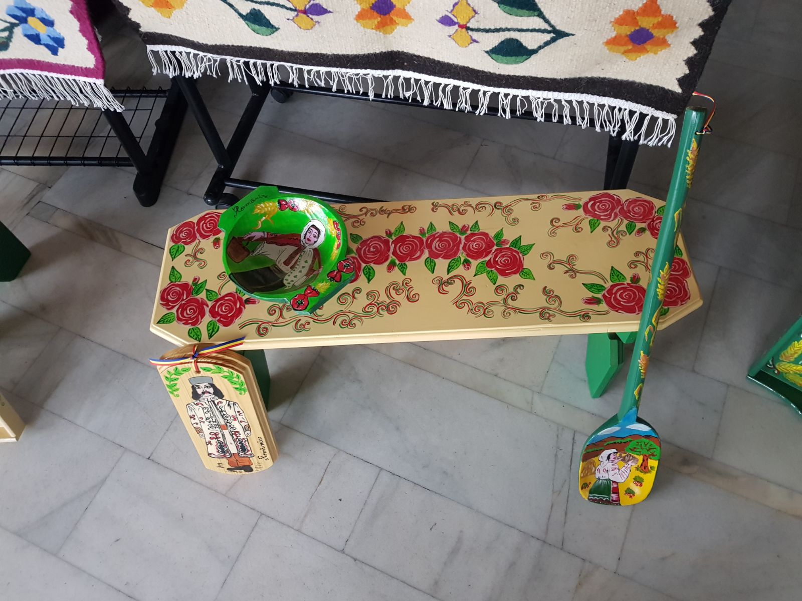 REPORTAJ/ O doljeancă a îmbinat tradiționalul cu online-ul. Țese covoare tradiționale oltenești și le vinde peste hotare
