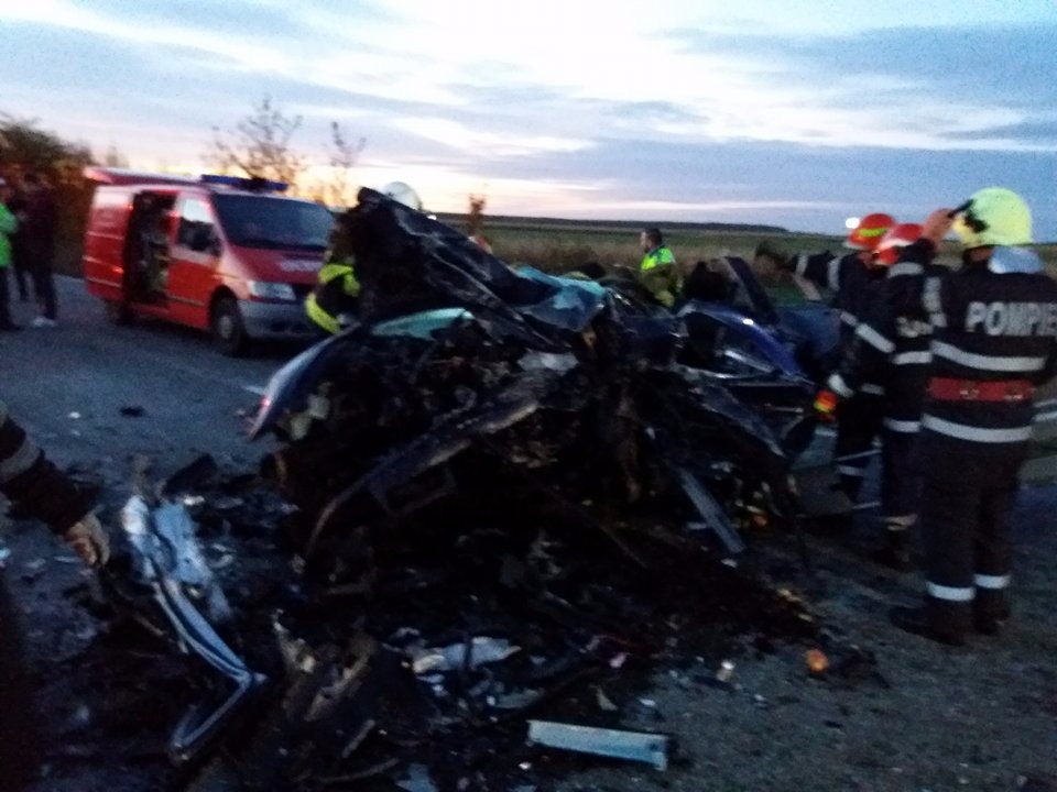 FOTO&VIDEO/ Bilanțul accidentului de pe DN2E a crescut la 5 morți. Un preot, sora, cumnatul şi unul din copiii acestuia au murit în accident