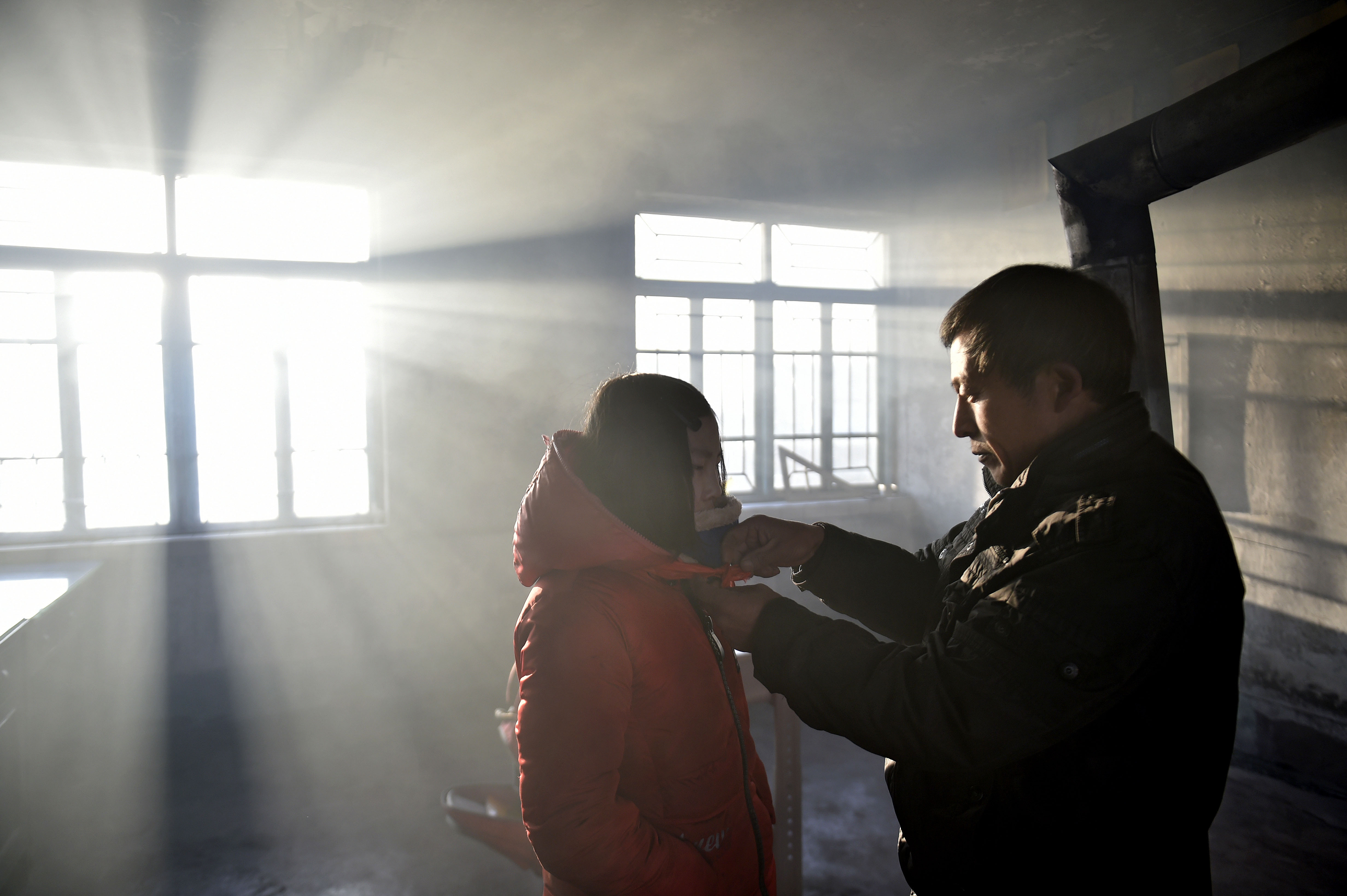 Imagini tulburătoare! Un elev și un profesor au rămas singurii care merg la școala din sat