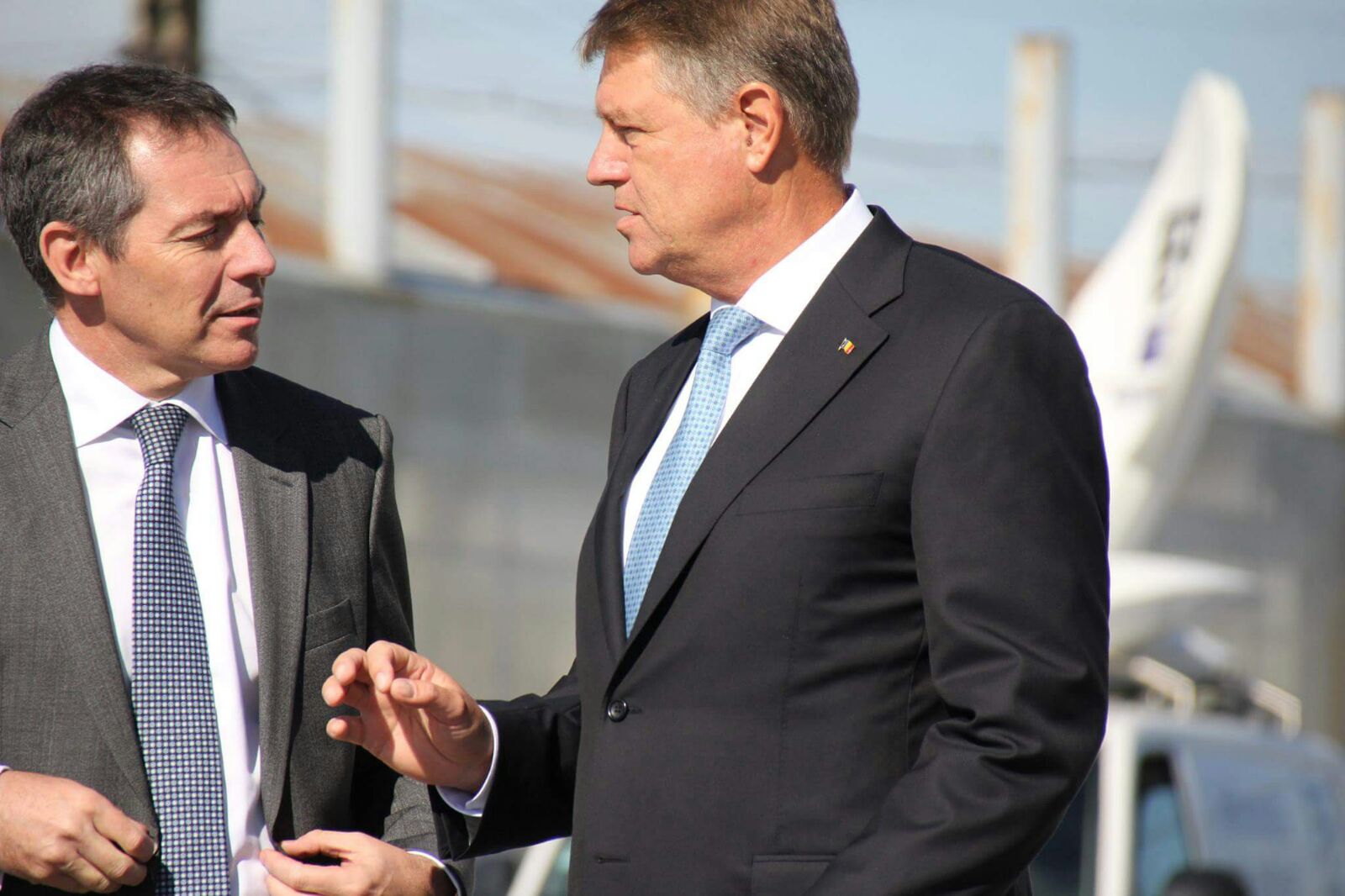 Klaus Iohannis a testat noul Ford EcoSport, cu Simone Tempestini, campionul României la raliu. Președintele, la un pas de a lovi o bordură | FOTO ȘI VIDEO