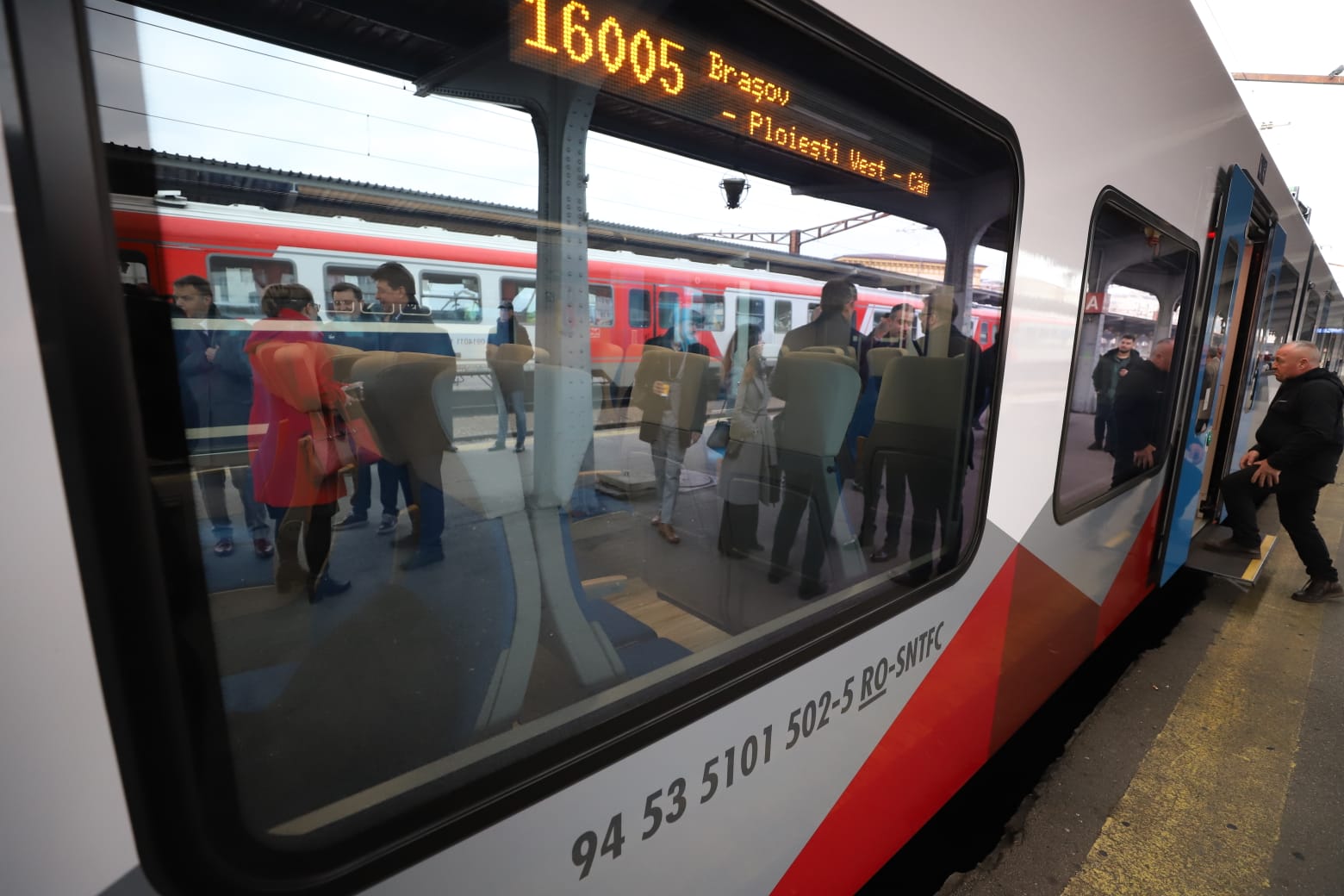 Imagini cu primul tren cumpărat de CFR în ultimii 20 de ani, la plecarea din Gara de Nord spre Brașov | VIDEO