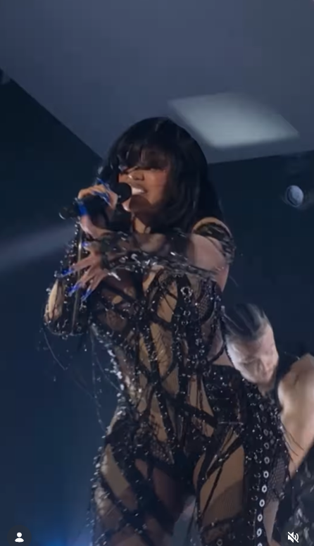 Moment stânjenitor pentru Cardi B. Rapperița americană a căzut pe scenă, iar reacția ei i-a lăsat pe toți mască. „A fost guvernul”