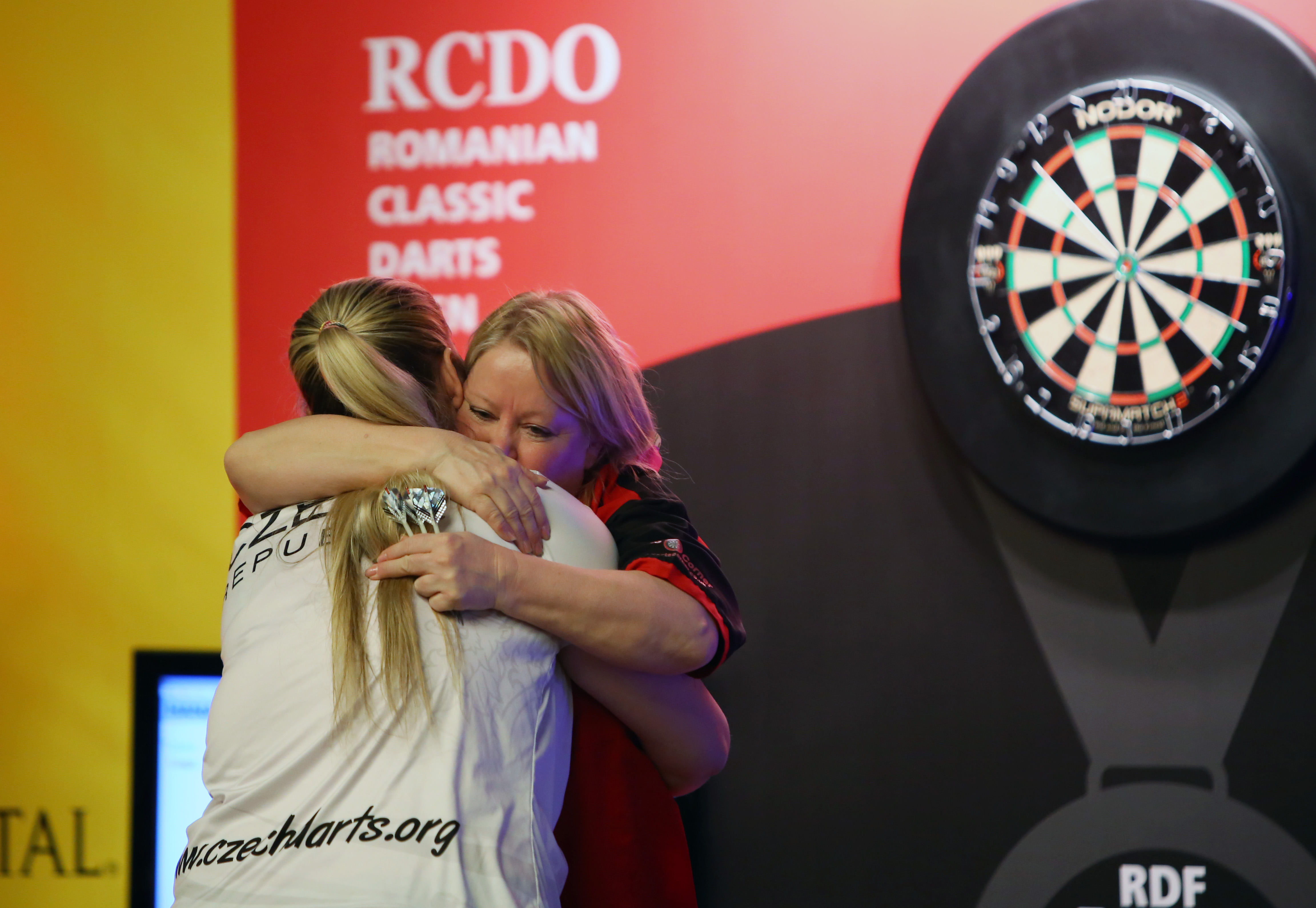 Cei mai tari țintași! Romanian Darts Festival - peste 350 de jucători profesionişti din Europa, la București. Jamie Hughes și Annette Tillborn, învingători