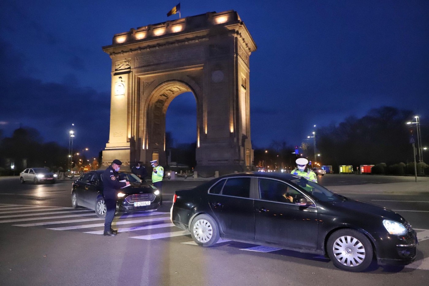 Zeci de filtre în București, în prima zi cu noile restricții. Circulația, restrânsă de la ora 20.00, în weekend