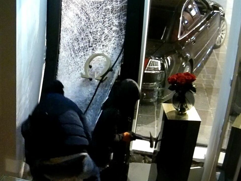De frică, un român n-a vrut să spună cu cine a furat 73 de ceasuri în valoare de 500.000 de euro, în Austria, și e singurul dintre hoți care merge la închisoare