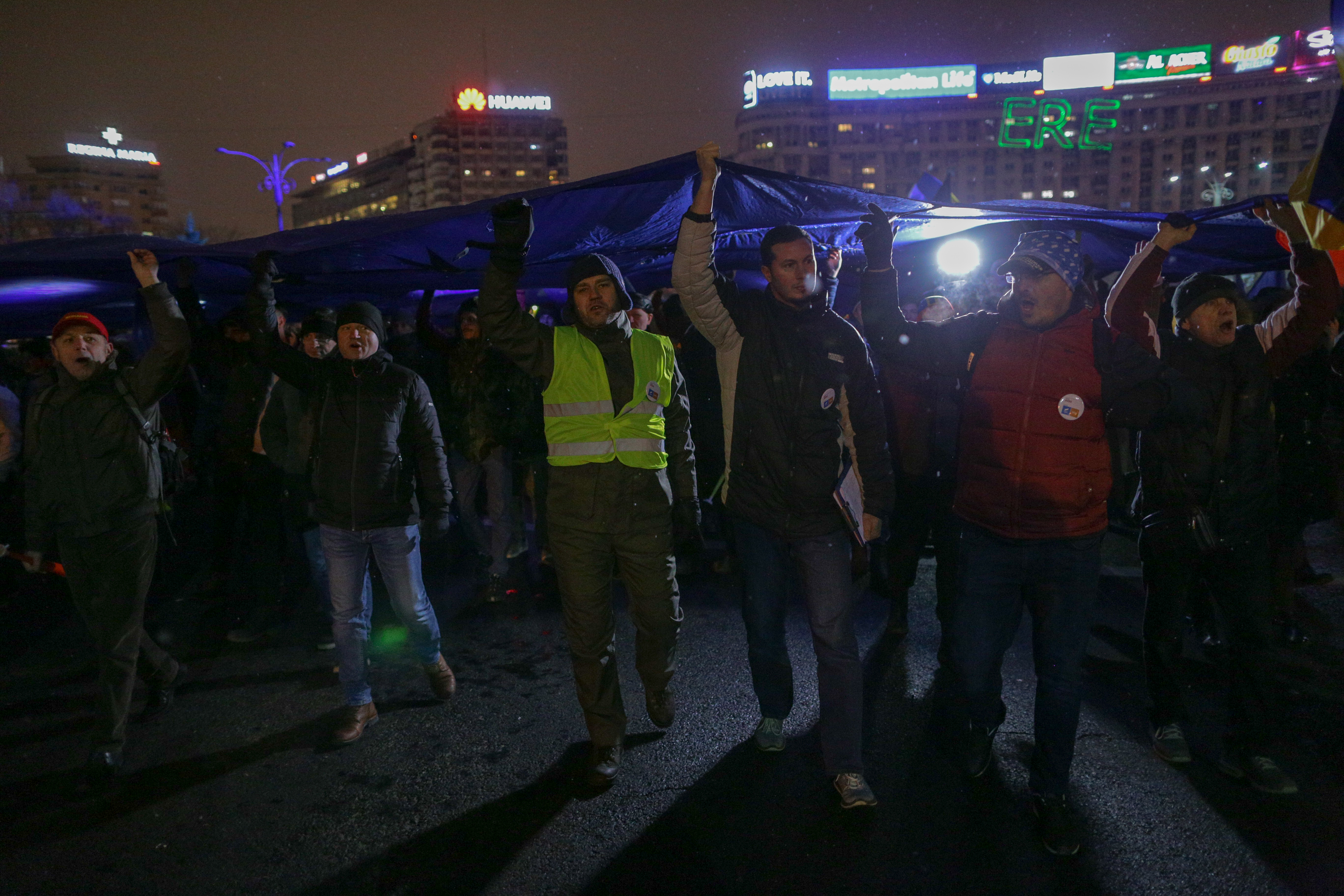 VIDEO/ Proteste în București, în fața Guvernului, și în principalele orașe din țară. Cioloș și Barna, prezenți în Piața Victoriei
