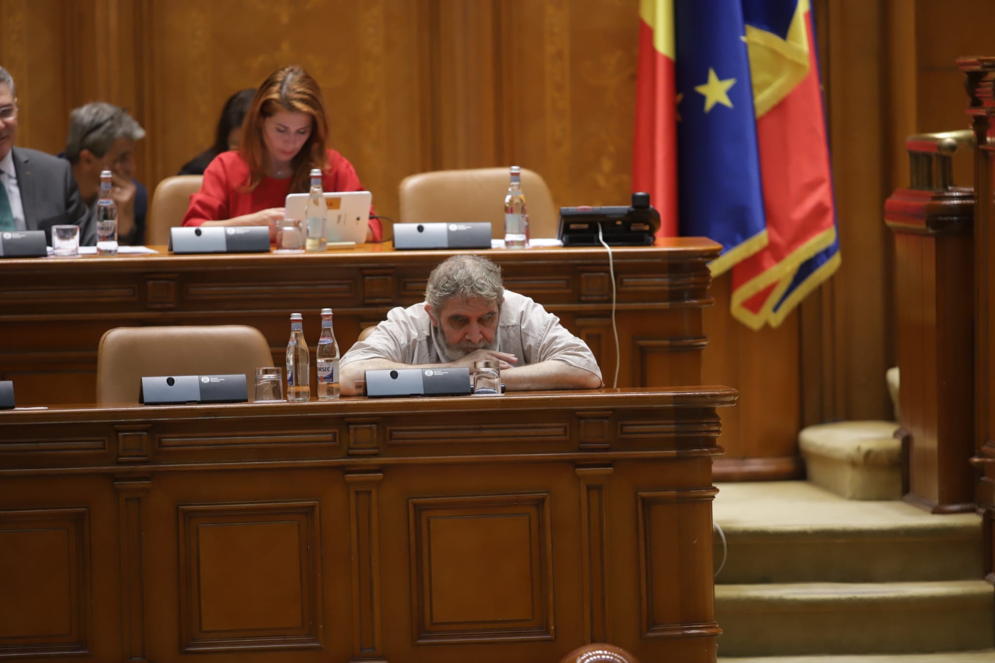 Cronica unei moțiuni de cenzură ratate: bancuri, plictiseală și clinciuri. Opoziția a bifat cel mai umilitor vot din ultimii 16 ani