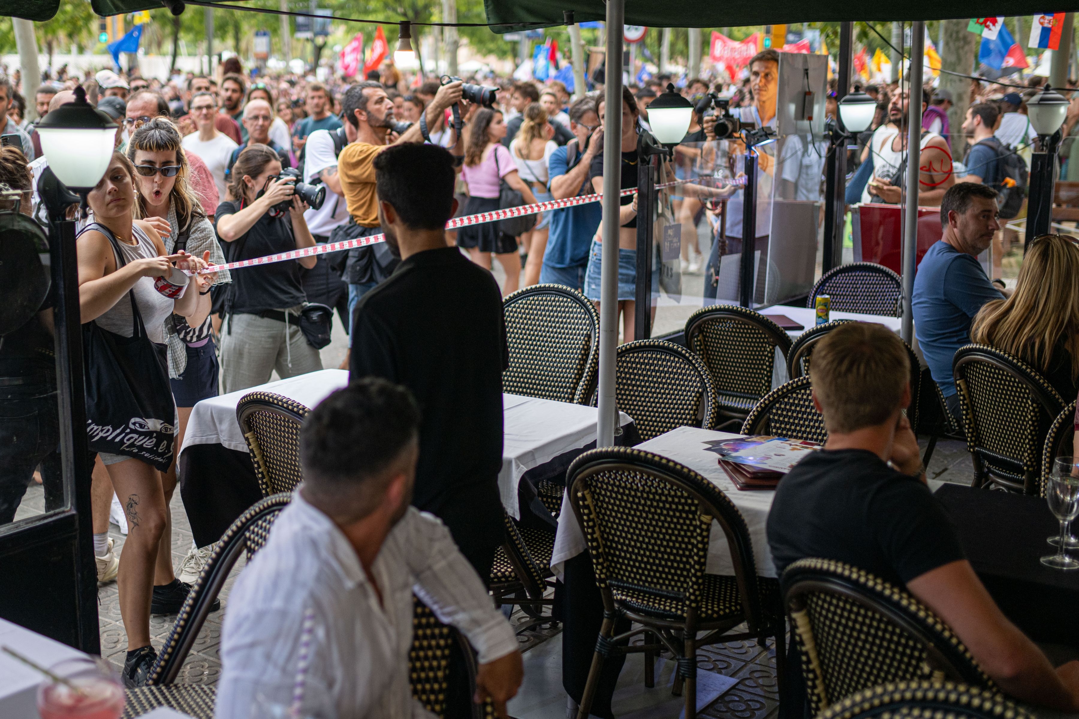 Spaniolii „au atacat” turiştii cu pistoale cu apă: „Nu suntem de vânzare. Plecați acasă!” | VIDEO