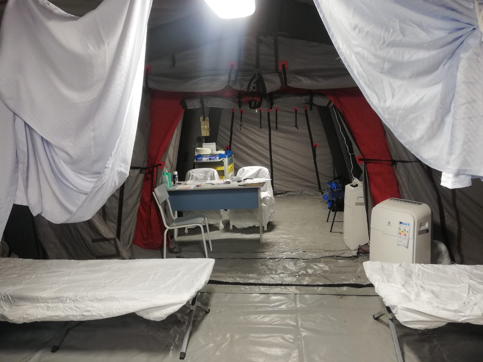 FOTO: Cum arată un cort destinat trierii suspecţilor de coronavirus. Unde a fost montat