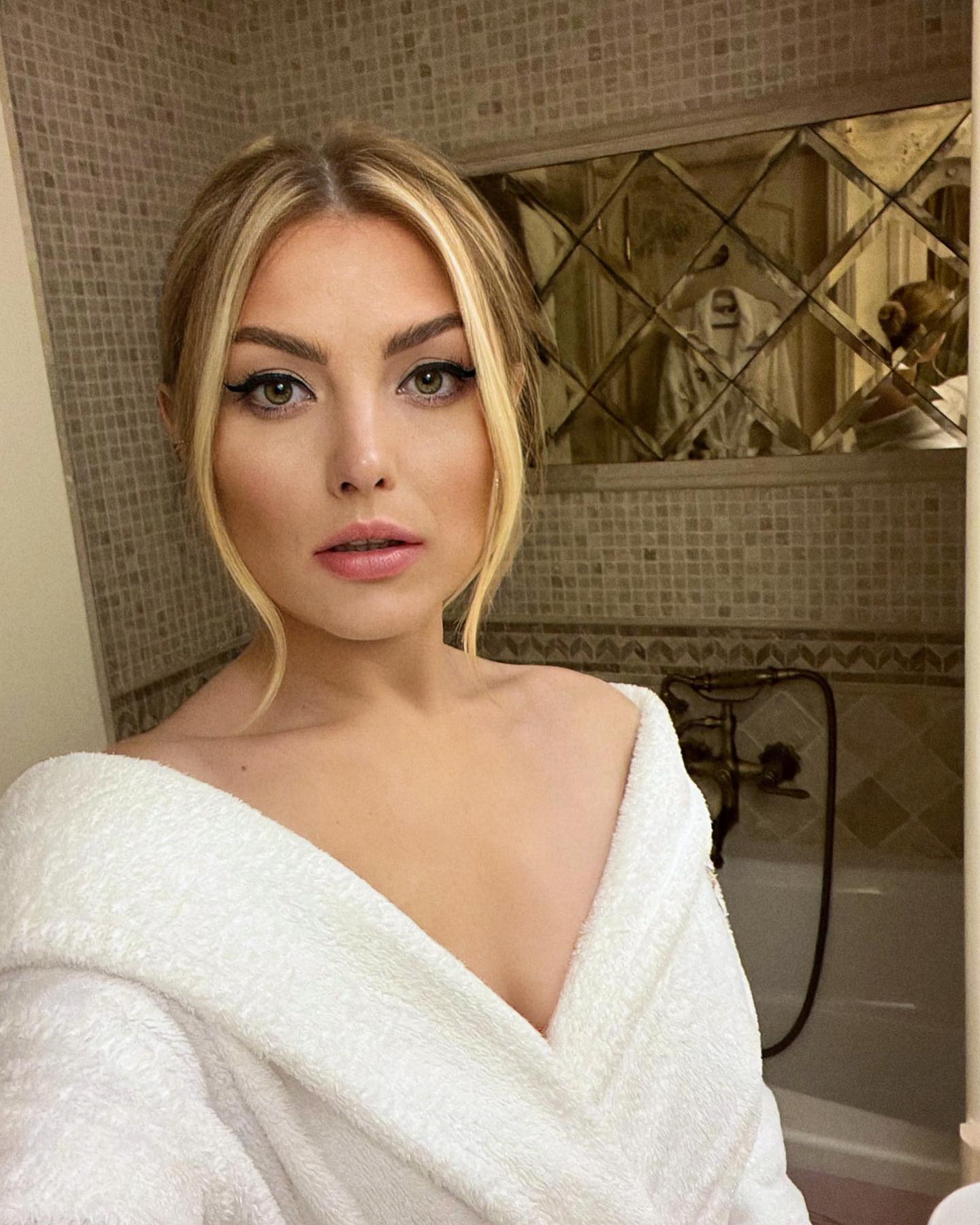 Trucul la care Elena Gheorghe apelează pentru a se menține tânără fără intervenții estetice. A urmat exemplul Thaliei: „Pomeți ridicați și fără cearcăne”