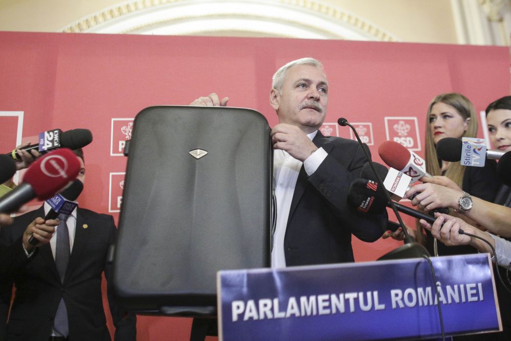 Prima reacție a lui Liviu Dragnea în scandalul #Teleormanleaks. A venit la ședința CEx cu două valize! Ce a scos din ele (FOTO&VIDEO)