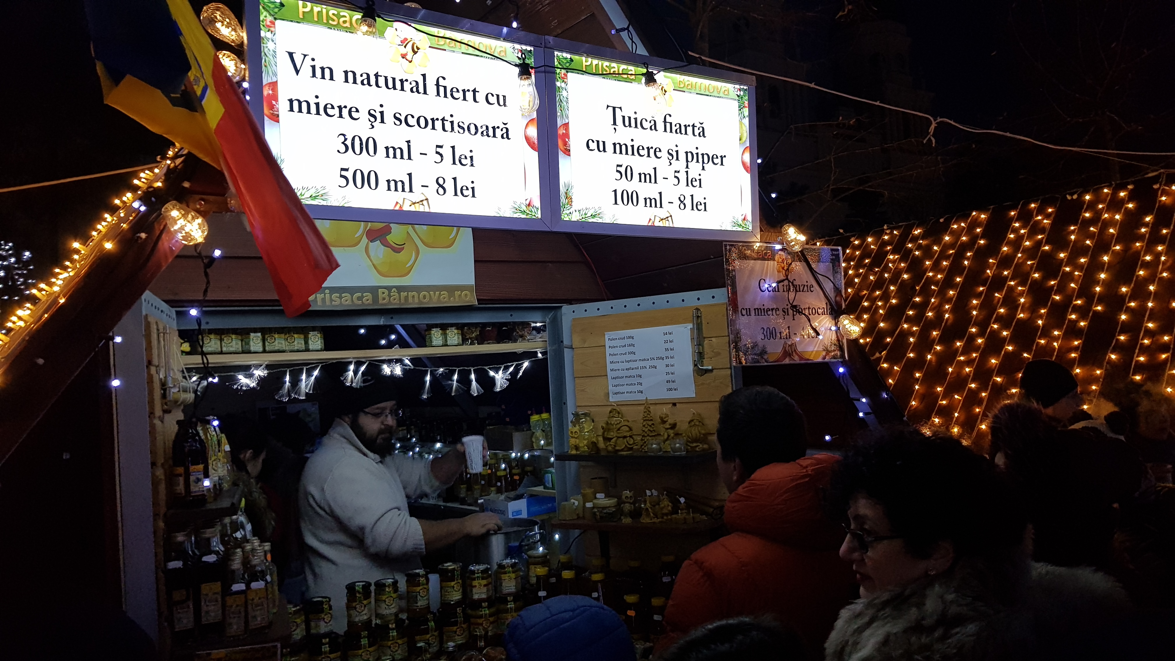 VIDEO&FOTO/ Sute de mii de luminițe multicolore s-au aprins în Iași. S-au deschis și cele două târguri de Crăciun