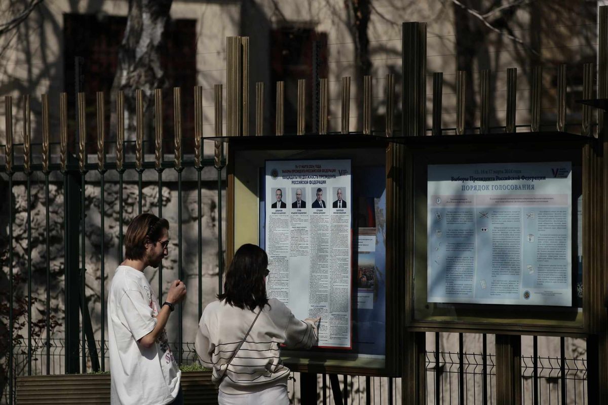 „Prânzul împotriva lui Putin”, marcat și în fața Ambasadei Rusiei la București, unde s-a format o coadă a cetățenilor veniți să voteze