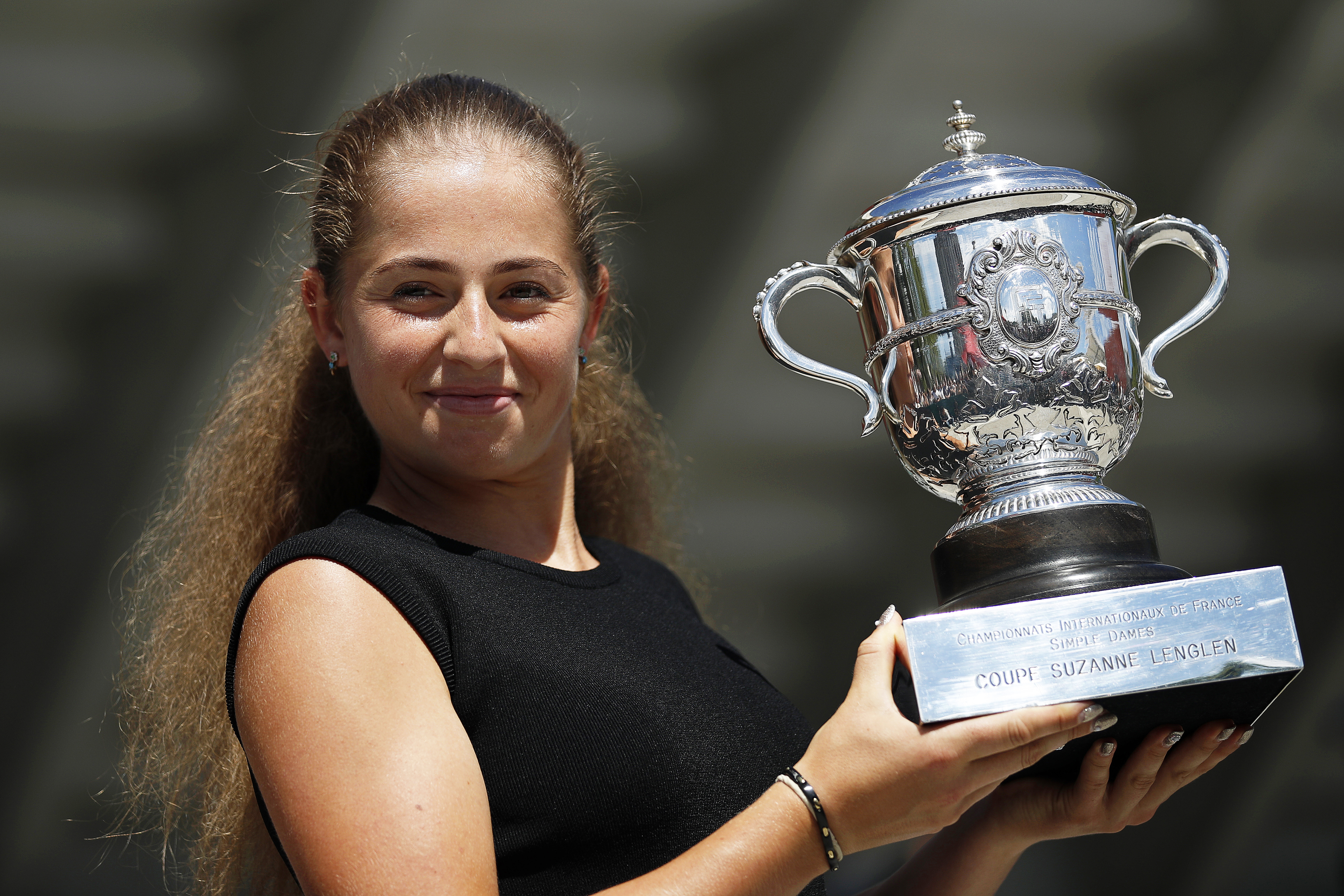 Jelena Ostapenko își trăiește momentul de glorie. Ședință foto cu trofeul, la Paris. Cum arată letona în pantofi cu toc! GALERIE FOTO
