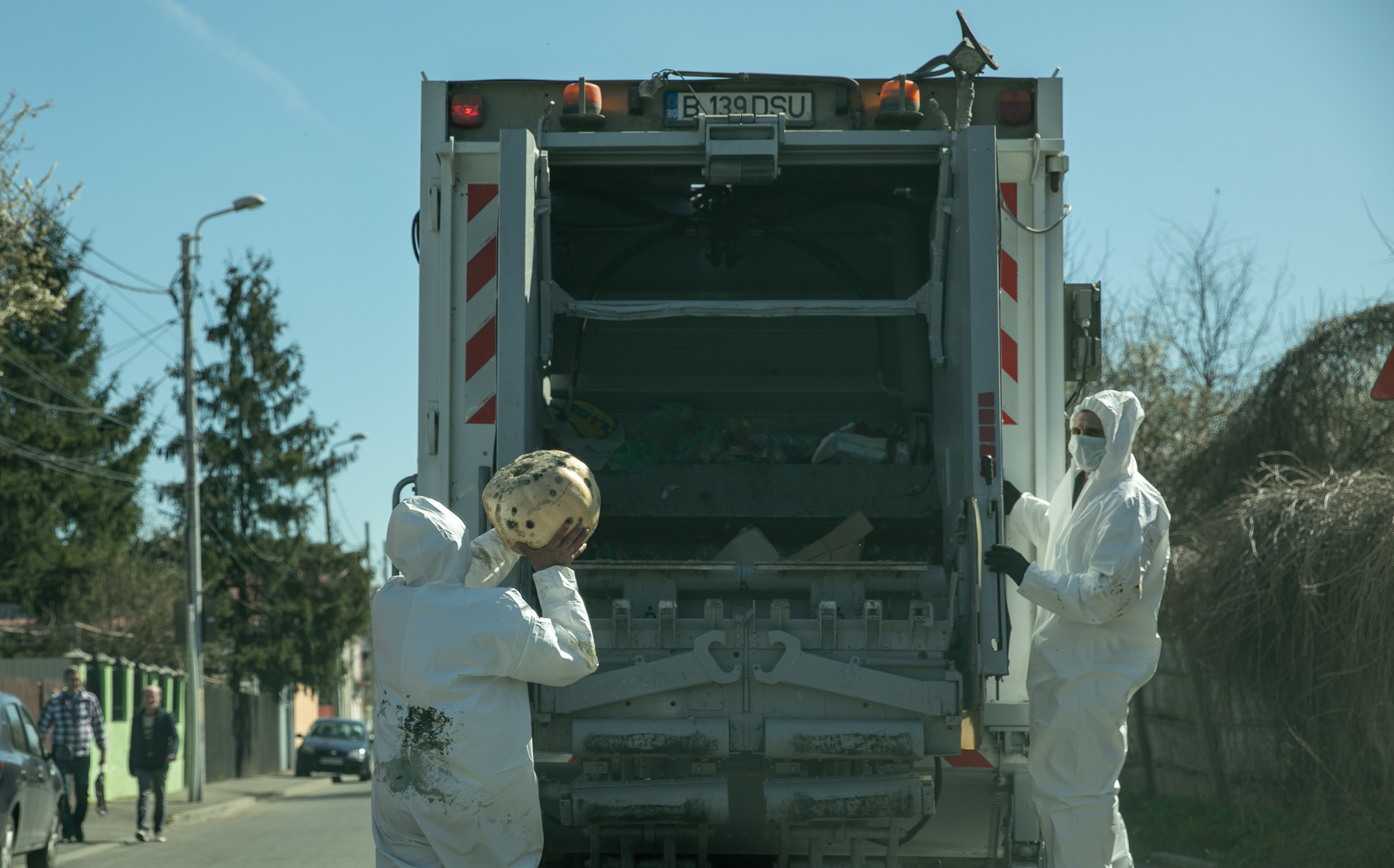 Eroii necunoscuți. 4.000 de ”gunoieri” înfruntă în București pandemia de coronavirus și stigmatizarea: ”Fără ei, în trei zile avem și holeră”