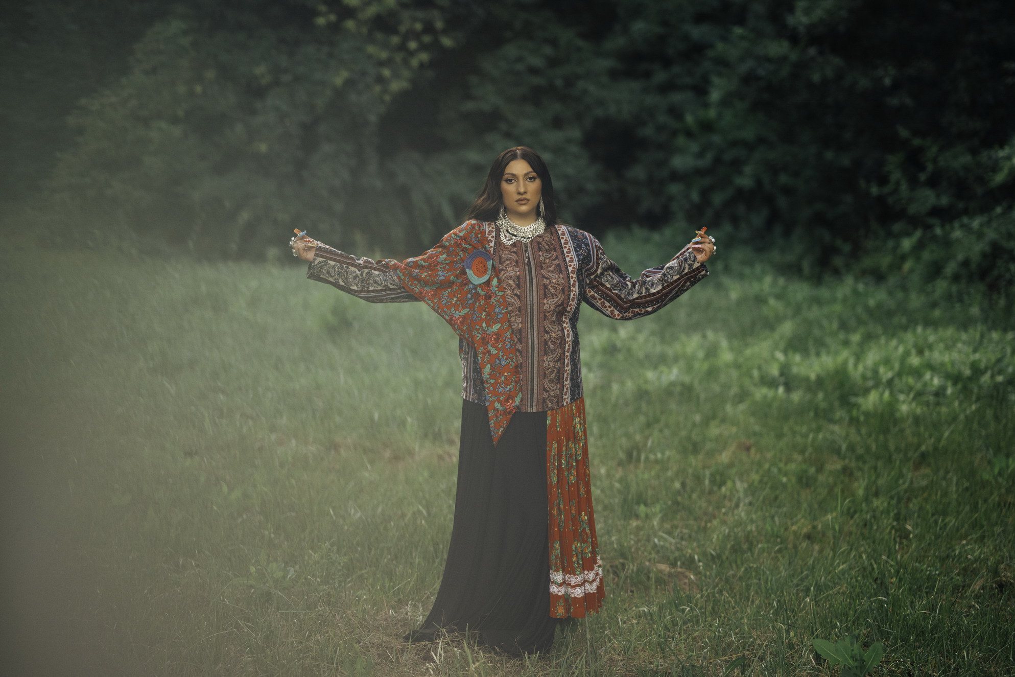 Cristina Stroe, soția lui Damian Drăghici, lansează „Dă și tu din”, un manifest muzical gipsy-pop-electronic. „Nu mă gândesc dacă mă place sau nu cineva”