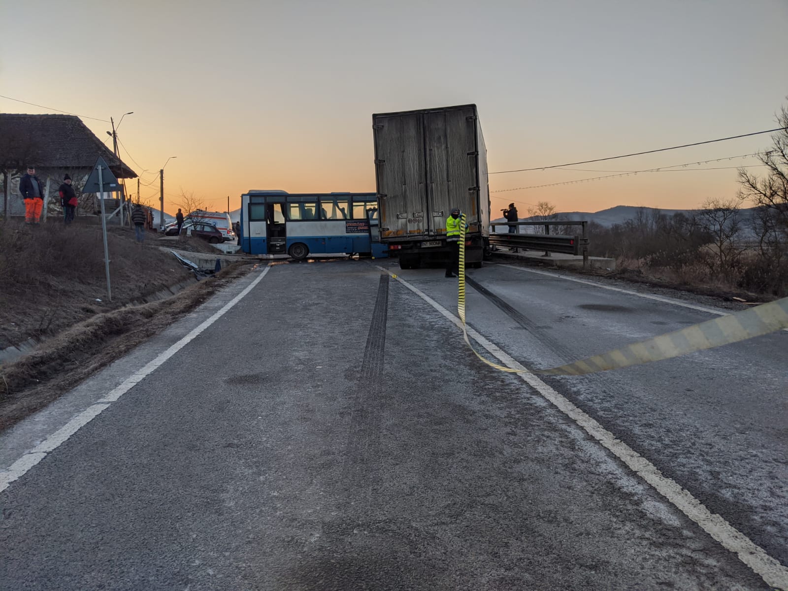 Accident între un autobuz și un camion. O persoană a murit și alte opt au fost rănite