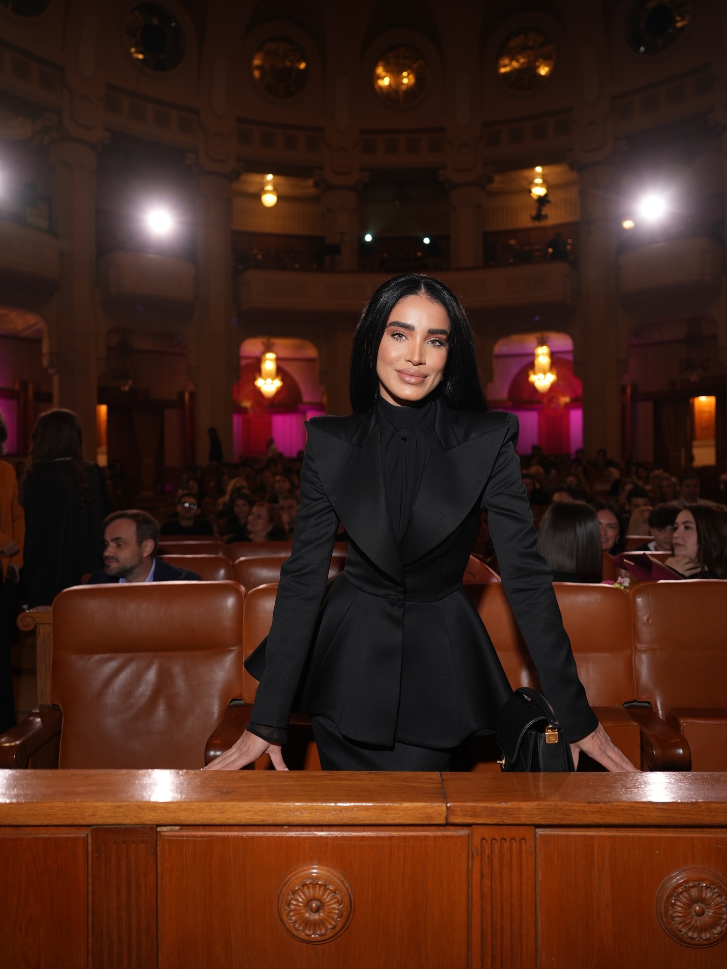 Cum au apărut Mădălina Ghenea și Adelina Pestrițu la Palatul Parlamentului, unde Anastasia Soare și-a lansat cartea: „O femeie care inspiră”