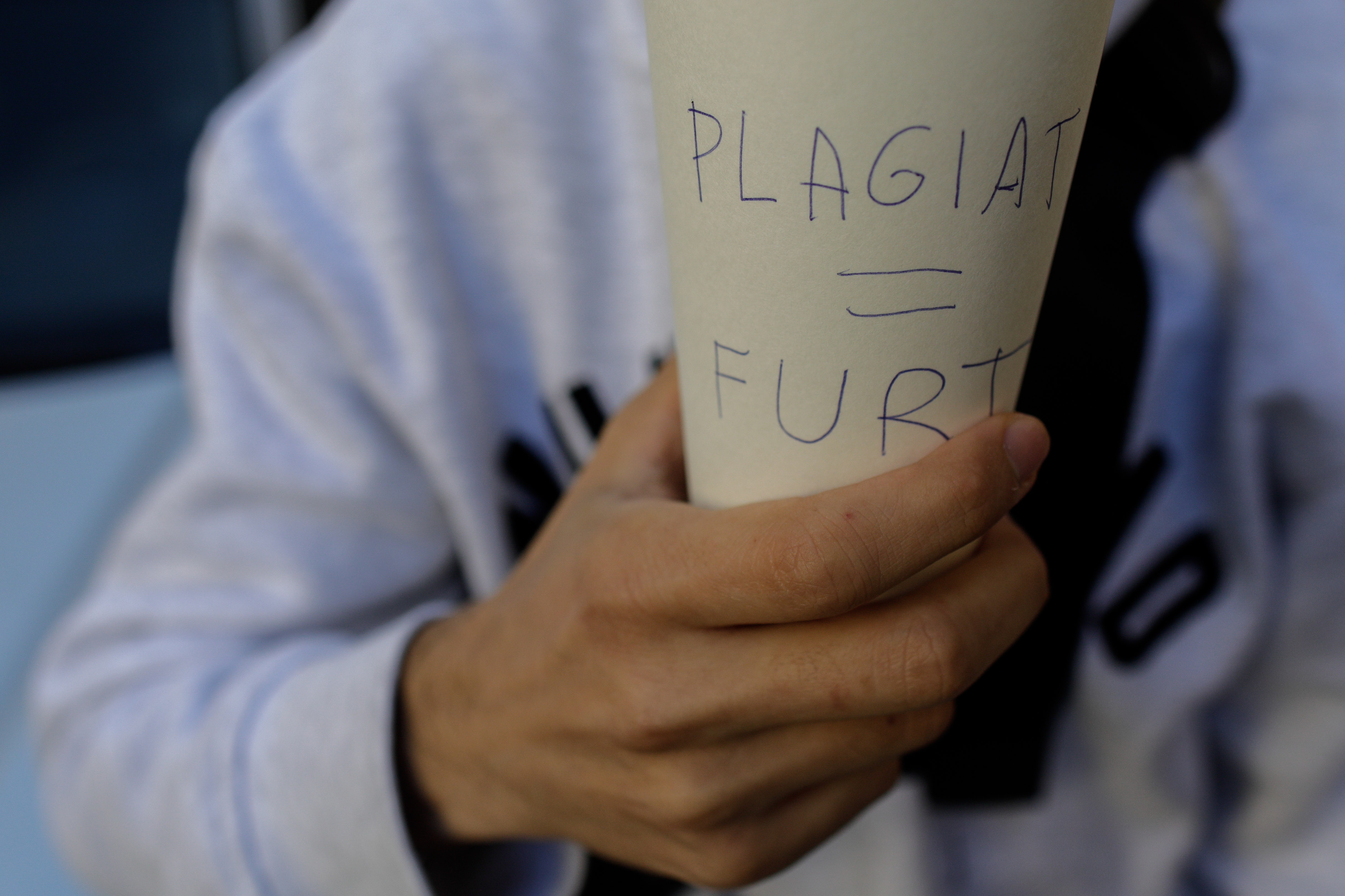 A doua zi de protest în fața Ministerului Educației față de plagiatul lui Cîmpeanu. Mai multe personalități îi cer demisia ministrului