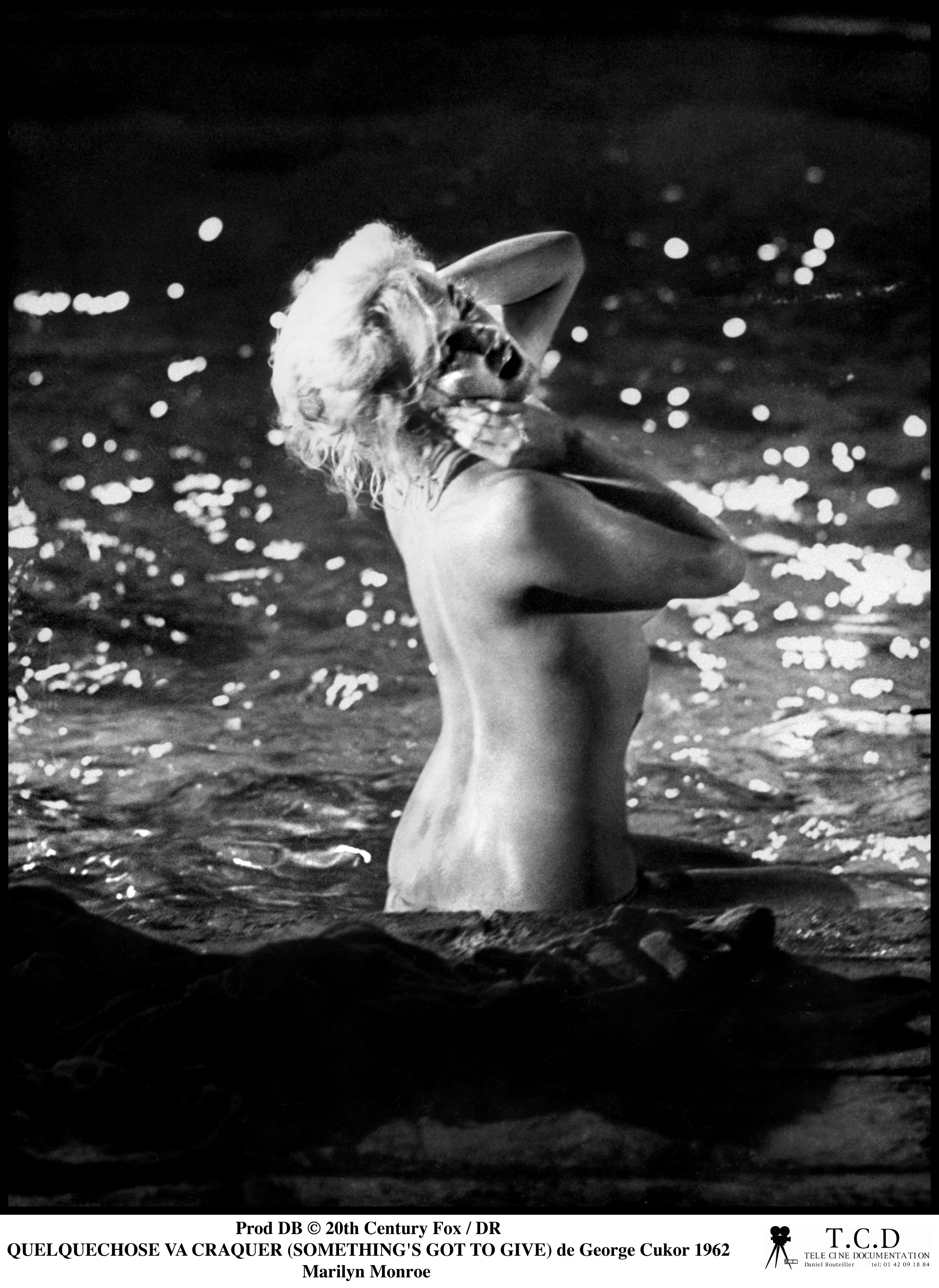 Fotografii nemaivăzute: Marilyn Monroe goală într-o piscină | GALERIE FOTO
