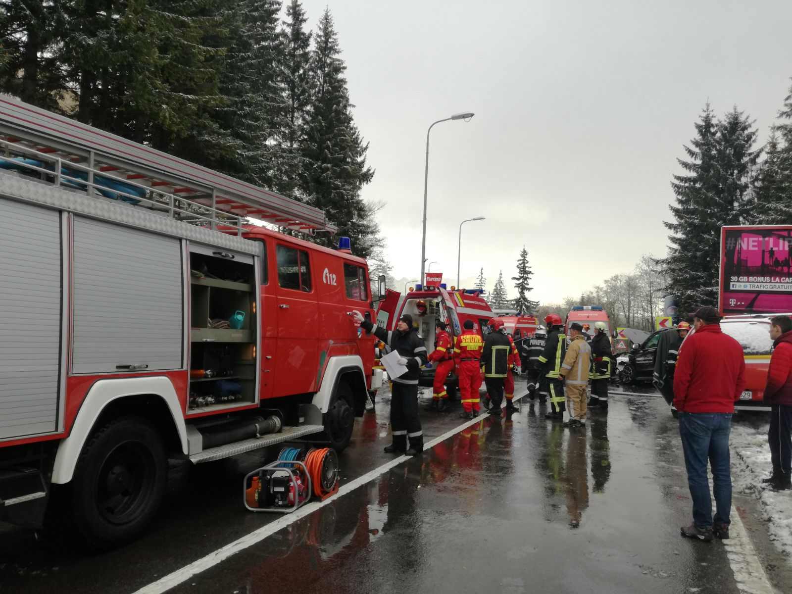 Traficul pe DN1, blocat din cauza unui accident la intrare în Predeal. O femeie însărcinată, printre victime | FOTO&VIDEO