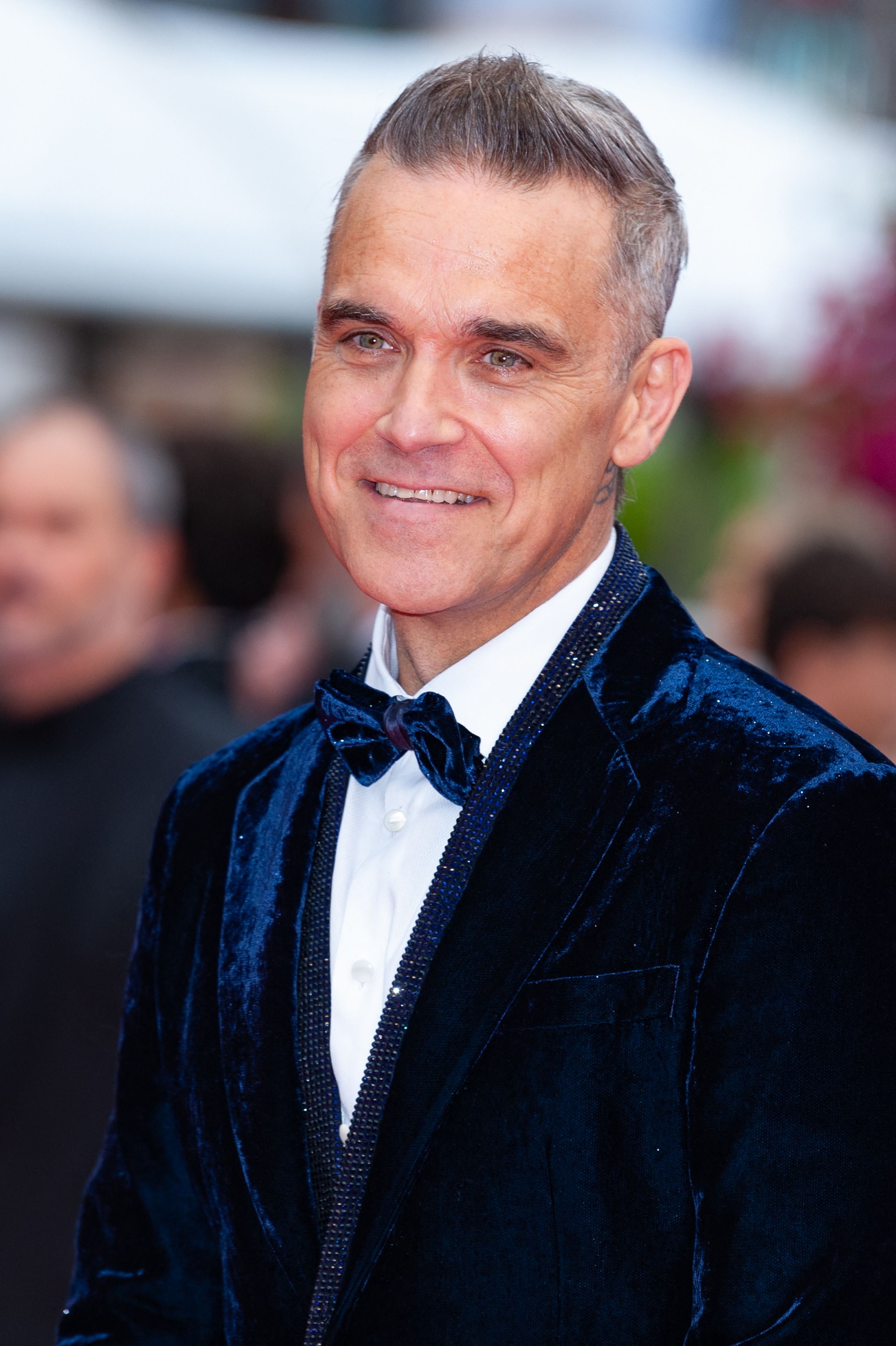 FOTO. Robbie Williams, lecție de eleganță la Cannes. A venit să vadă filmul cu DiCaprio și De Niro. Peste două săptămâni vine la București
