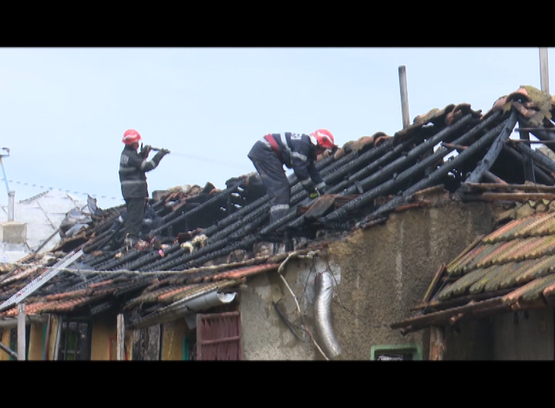 Și-a dat foc la casă, supărată fiind pe cei care o îngrijeau FOTO&VIDEO
