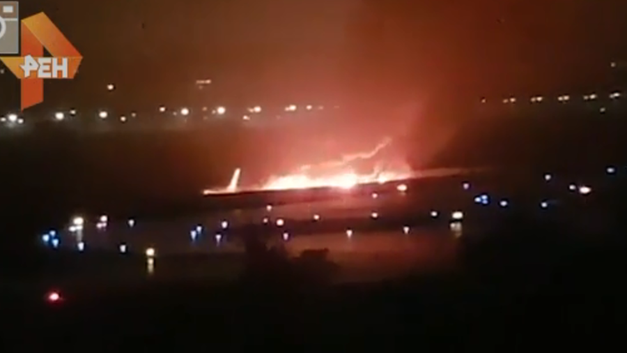Un avion cu 170 de persoane la bord a luat foc pe aeroportul din Soci, după o aterizare ratată. Un mort și 18 răniți (VIDEO)
