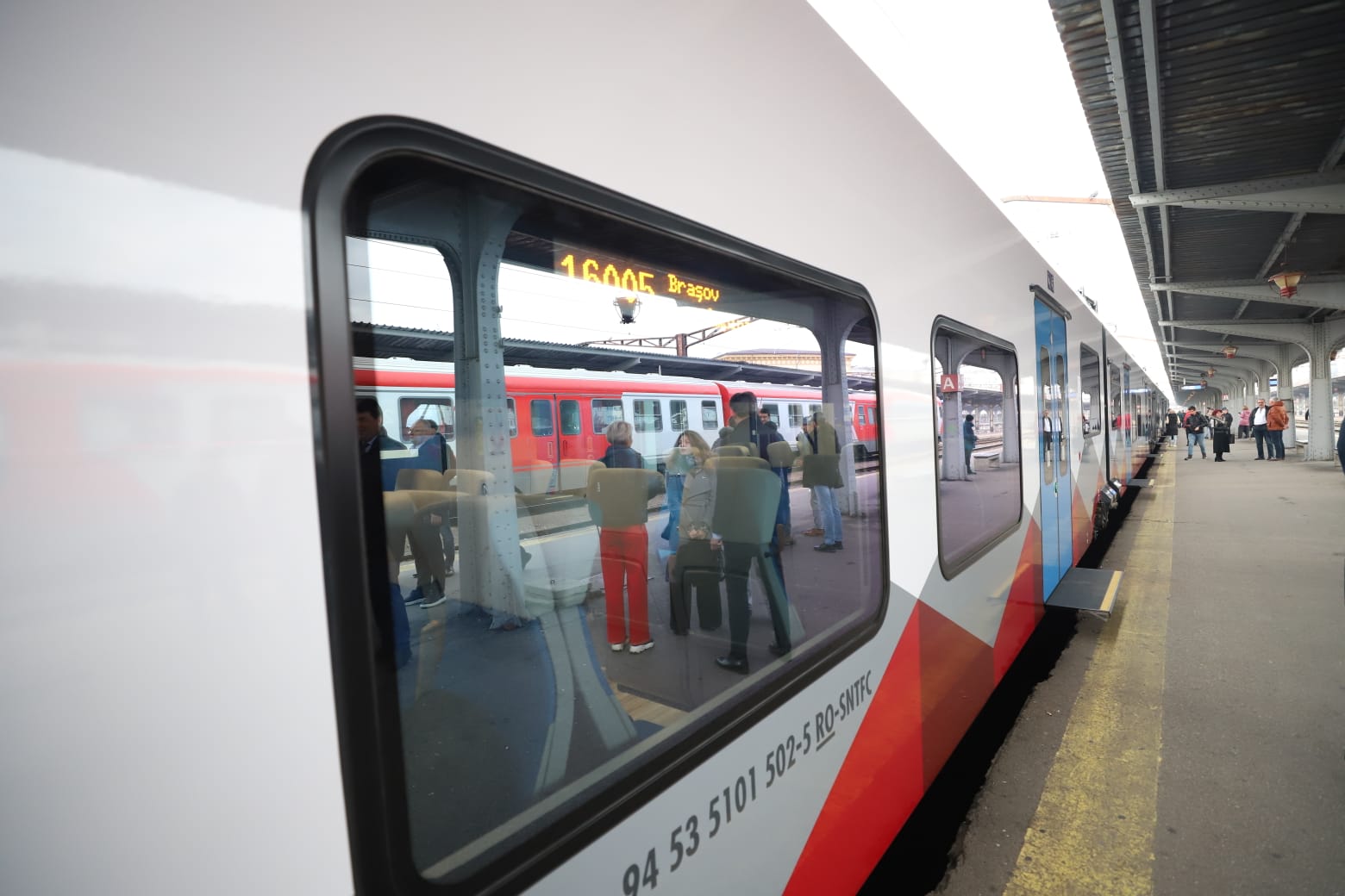 Imagini cu primul tren cumpărat de CFR în ultimii 20 de ani, la plecarea din Gara de Nord spre Brașov | VIDEO