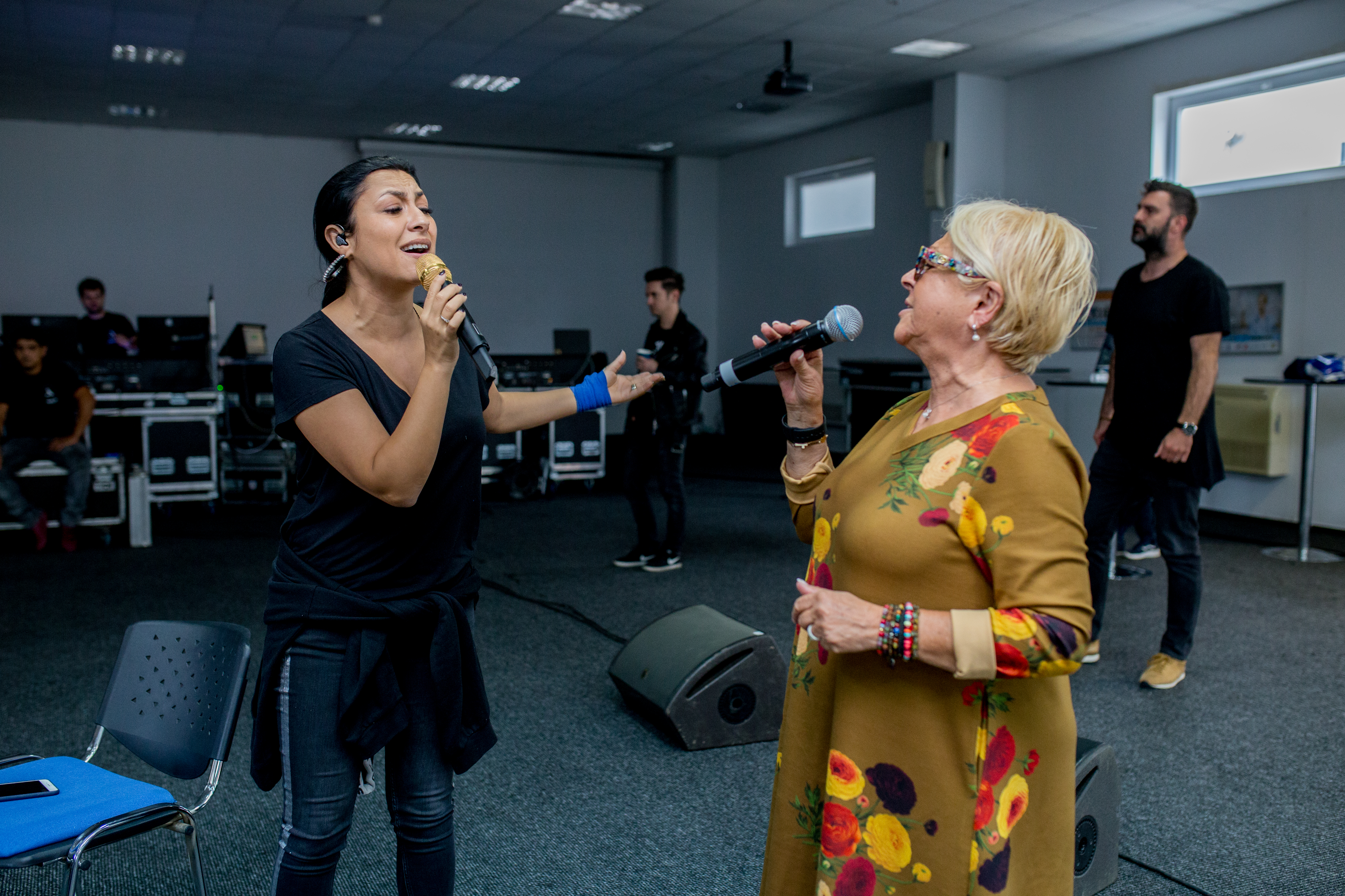 Andra se pregătește intens pentru concertul de la Sala Palatului. Imagini în premieră de la repetițiile alături de mari artiști ai României | FOTO