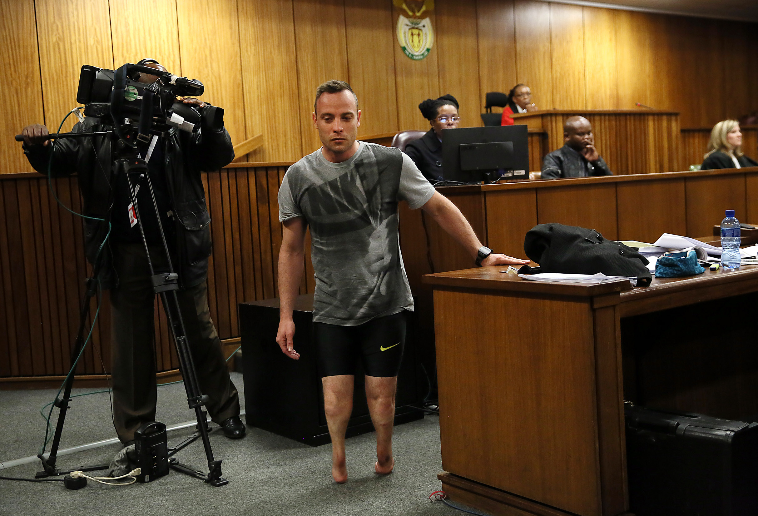 Oscar Pistorius și-a dat jos protezele ca să le arate judecătorilor că nu și-a ucis intenționat iubita | GALERIE FOTO