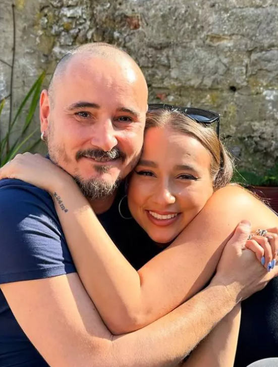 Imagini rare cu Mirela Retegan și tatăl fetei sale, Maya. În ce relație a rămas fondatoarea trupei Gașca Zurli cu Cornel, solistul trupei Stigma