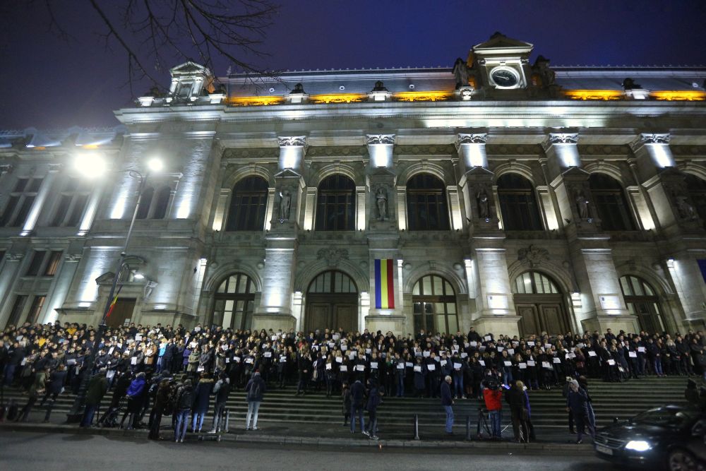 FOTO&VIDEO/ Sute de magistrați au protestat la Curtea de Apel București