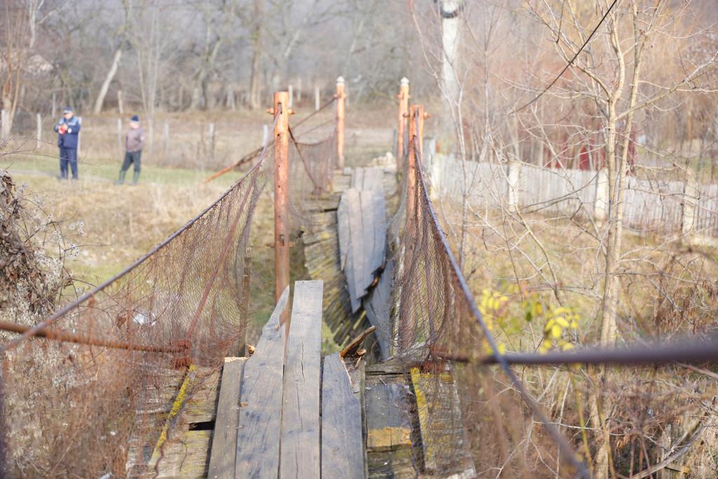 UPDATE/ Șase femei  au căzut în pârâu după ce puntea pe care o traversau s-a rupt. Starea victimelor (FOTO)