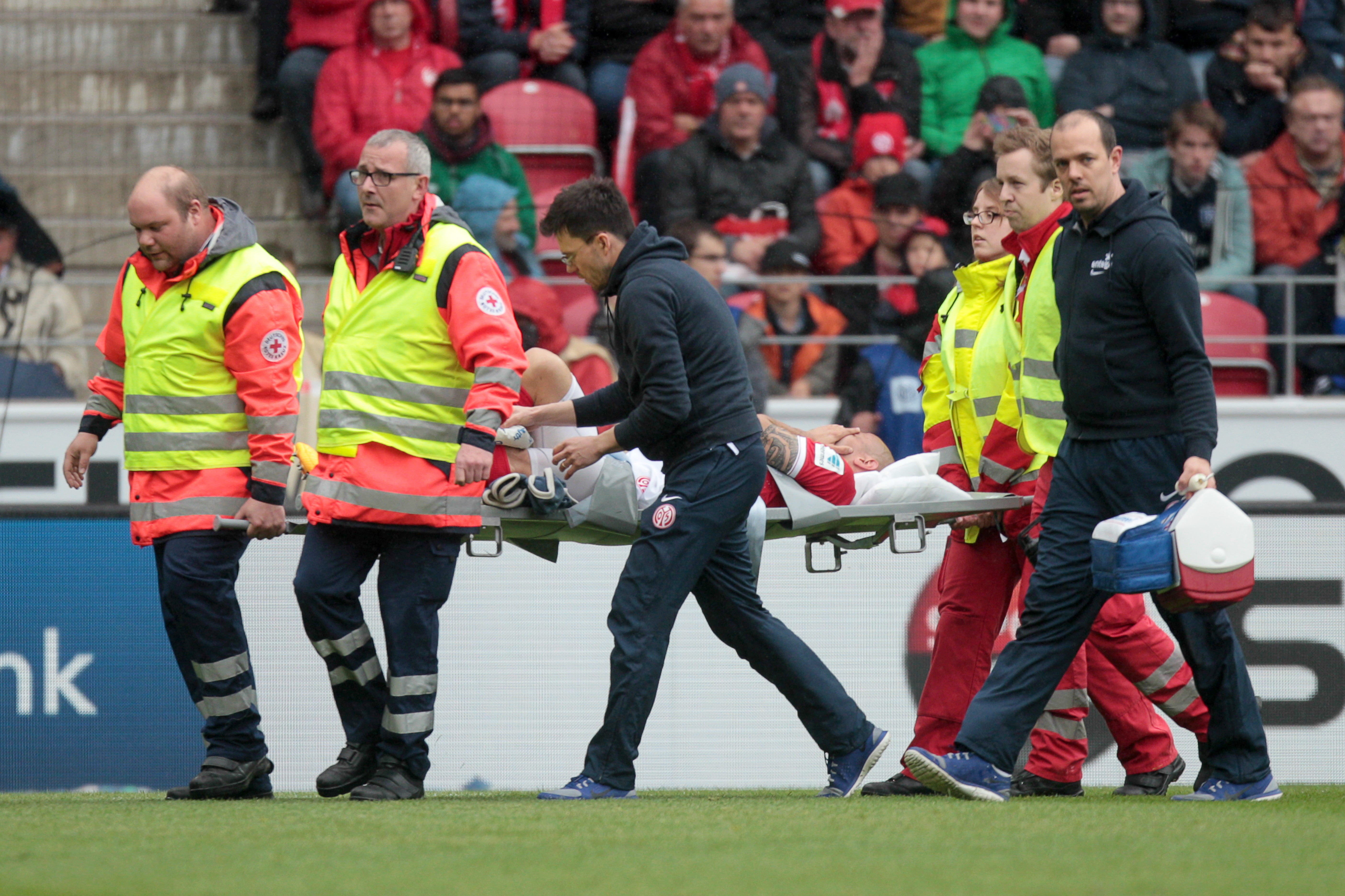 Accidentare oribilă în Bundesliga: columbianul Elkin Soto și-a făcut genunchiul praf!
