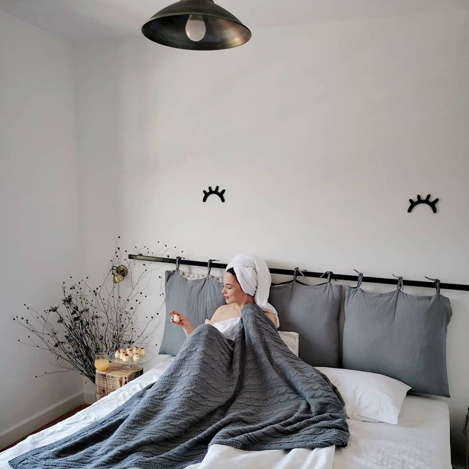 Andreea Marin, surprinsă goală în pat. Vedeta arată perfect la 44 de ani